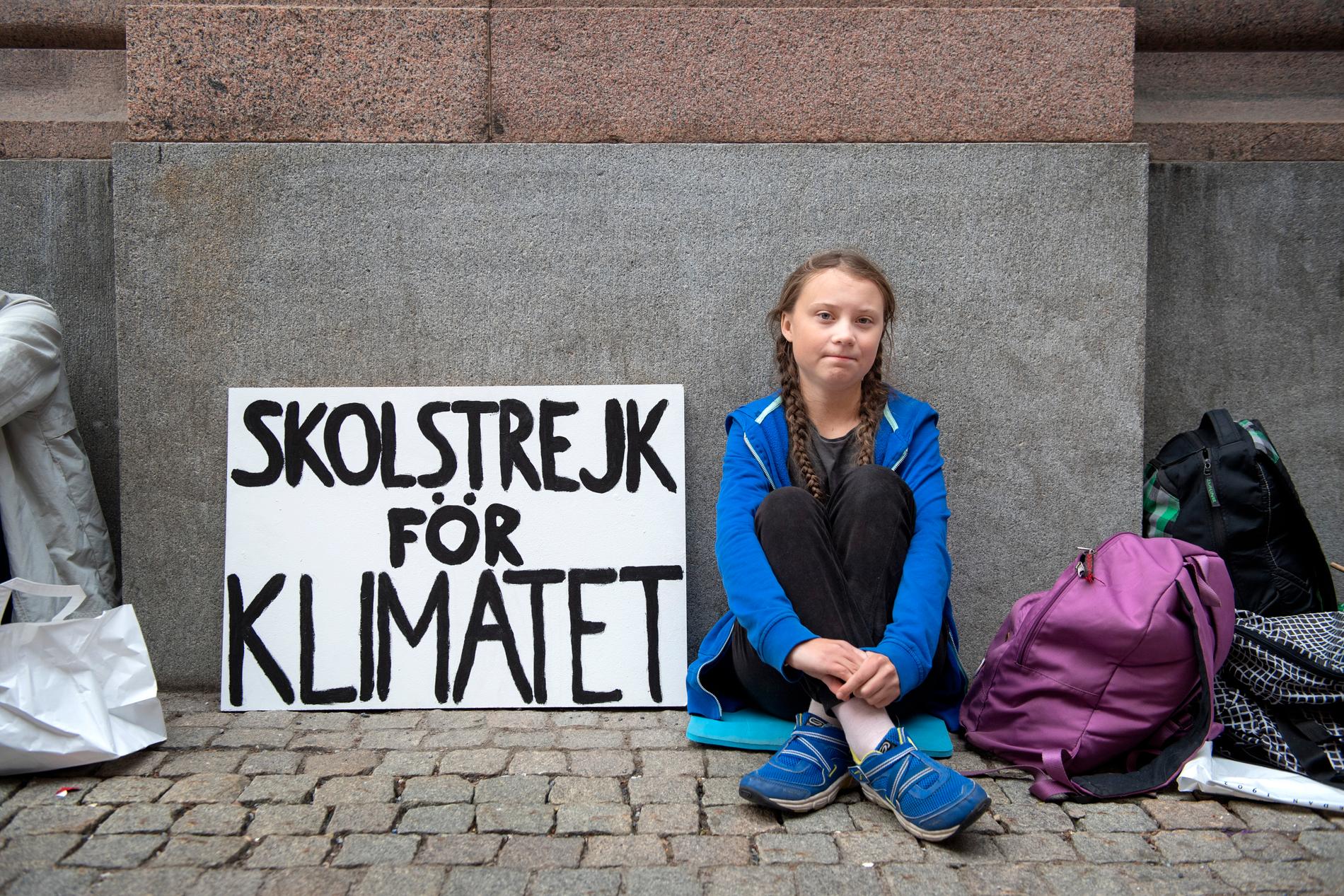 22 augusti 2018: Greta Thunberg skolstrejkar utanför riksdagshuset i Stockholm och tänker fortsätta med det fram till valet för att uppmärksamma klimatfrågan. Arkivbild.