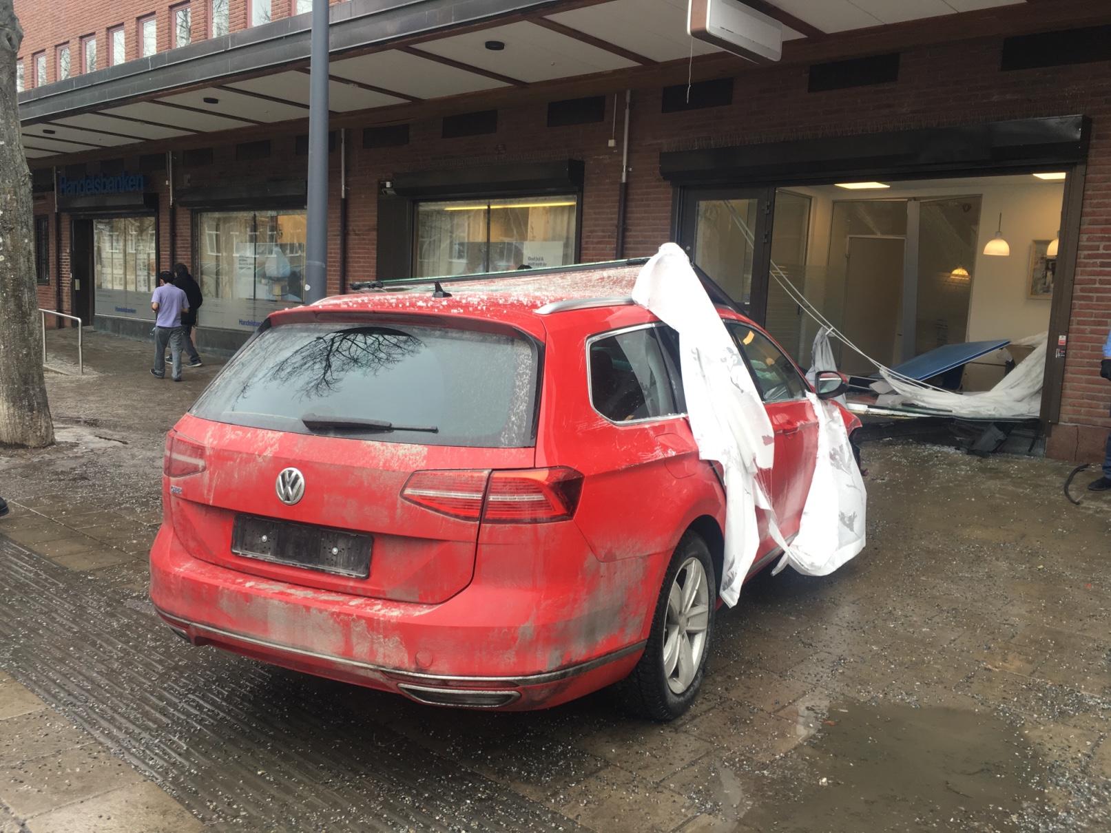 Bil rammade bank i Hässelby gård.