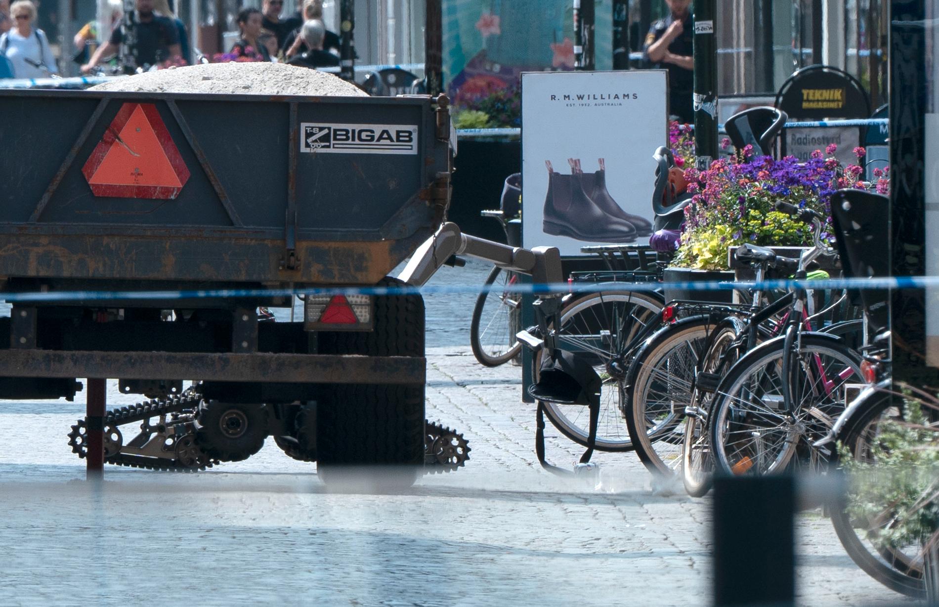 Polisens bombrobot undersökte en väska som hittats på en bänk på Södergatan i centrala Malmö på tisdagsförmiddagen. Föremålet bedömdes senare vara ofarligt.