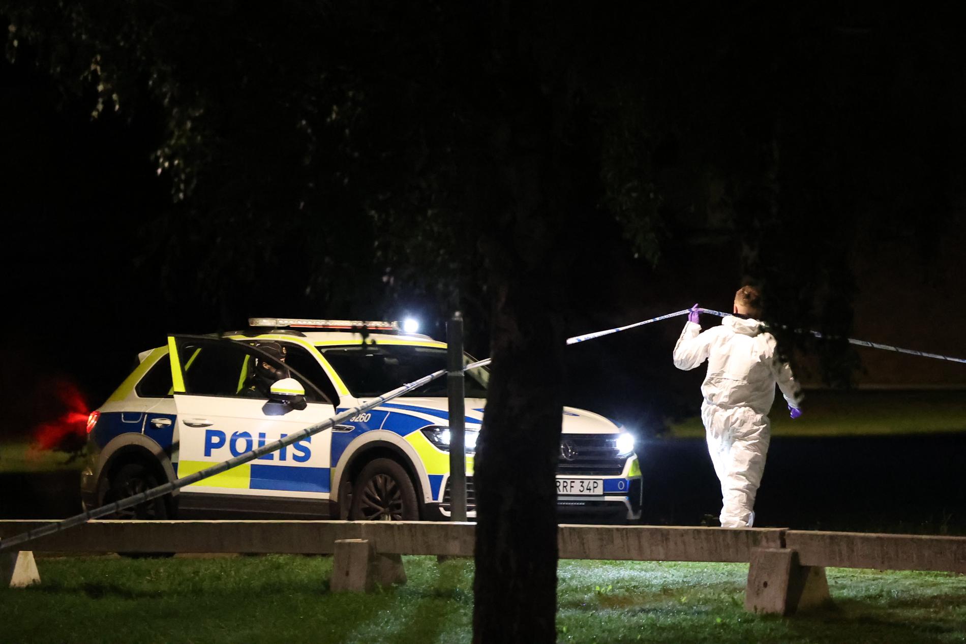 En man i 20-årsåldern sköts natten till måndagen i Hallunda söder om Stockholm.