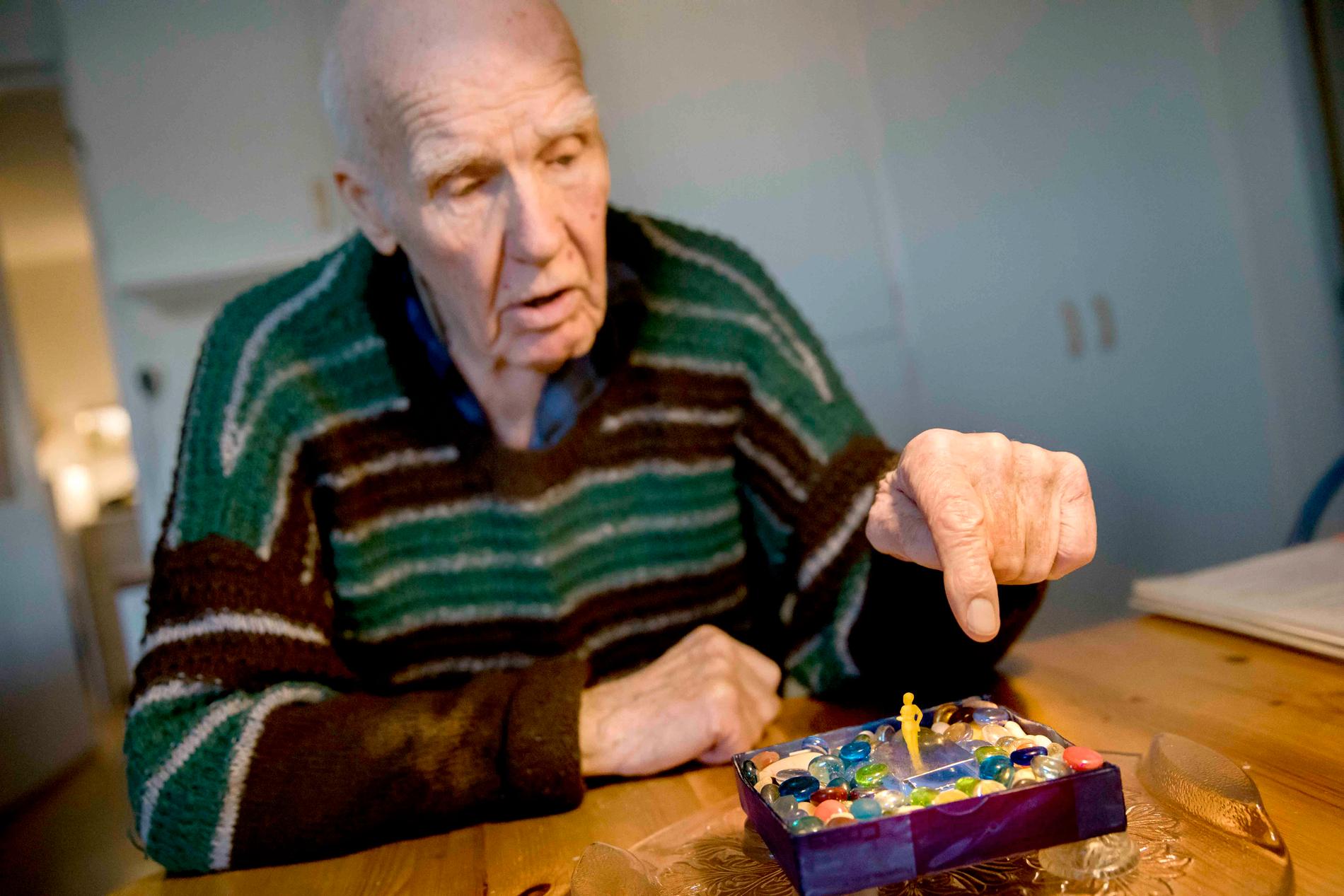 Nils, 92, har bygg enligt honom ”världens minsta staty”.