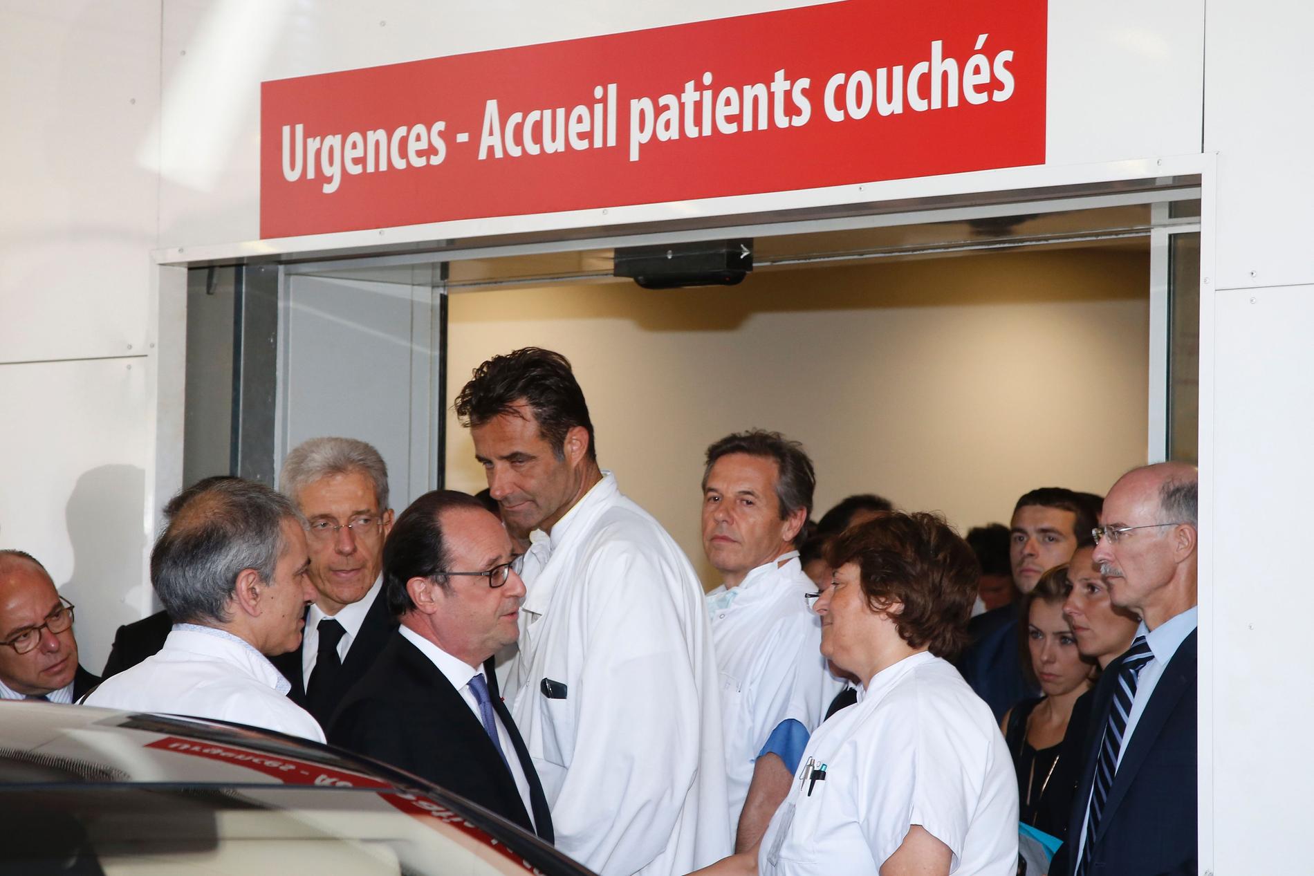 Frankrikes president Francois Hollande lämnar Pasteur Hospital dagen efter terrorattacken i Nice.