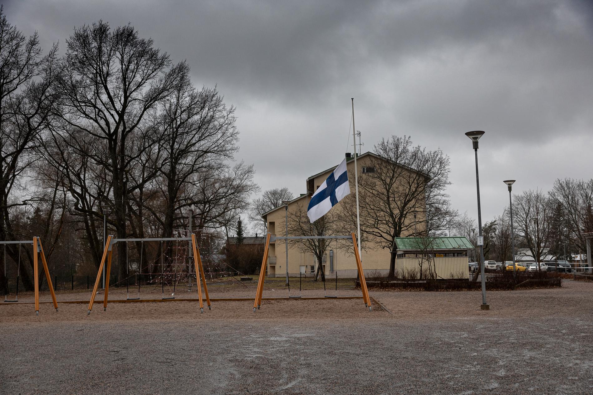 Flaggan är på halvstång utanför skolan i Vanda.