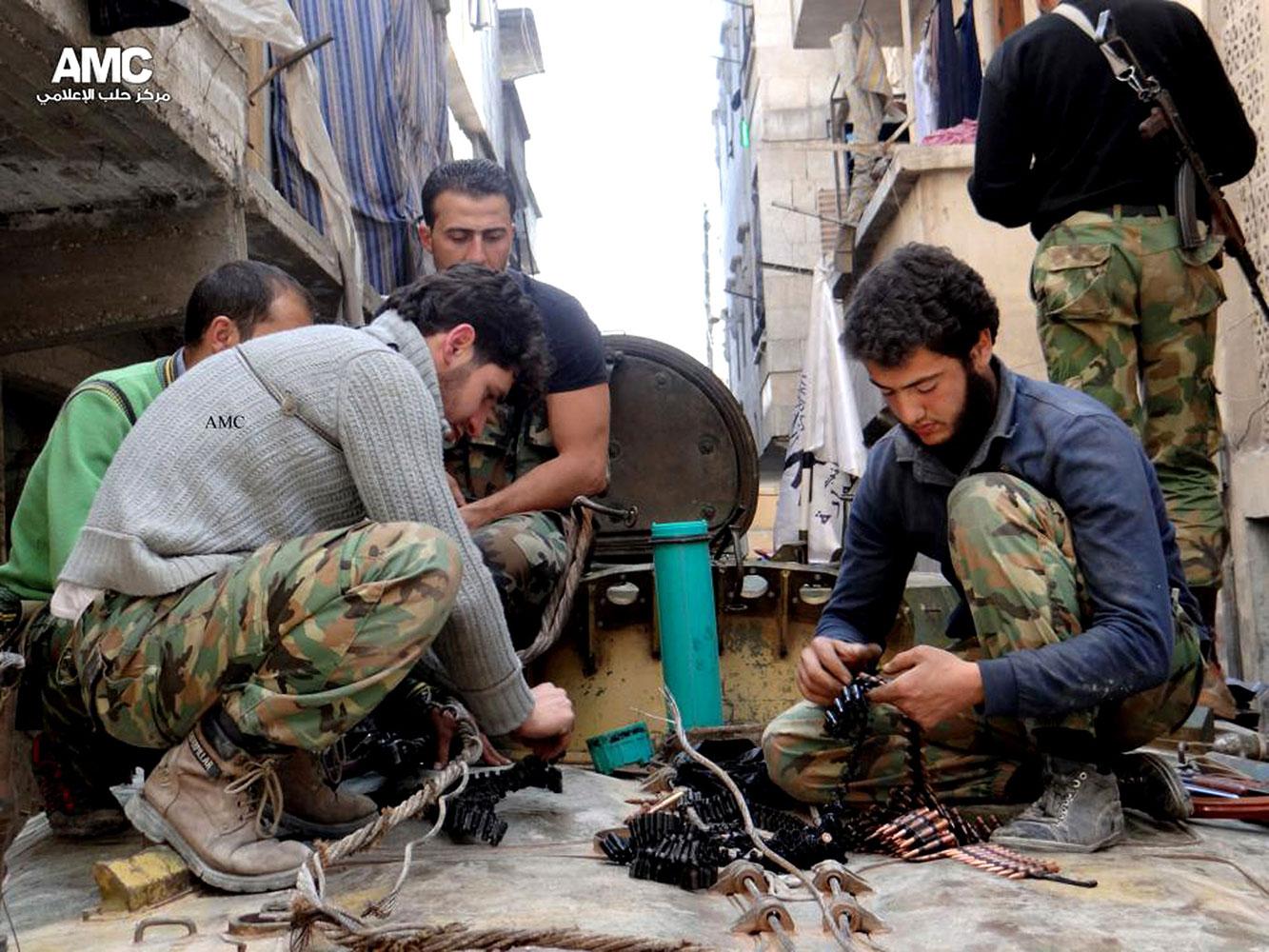Syriska rebeller i Aleppo gör i ordning sina vapen.