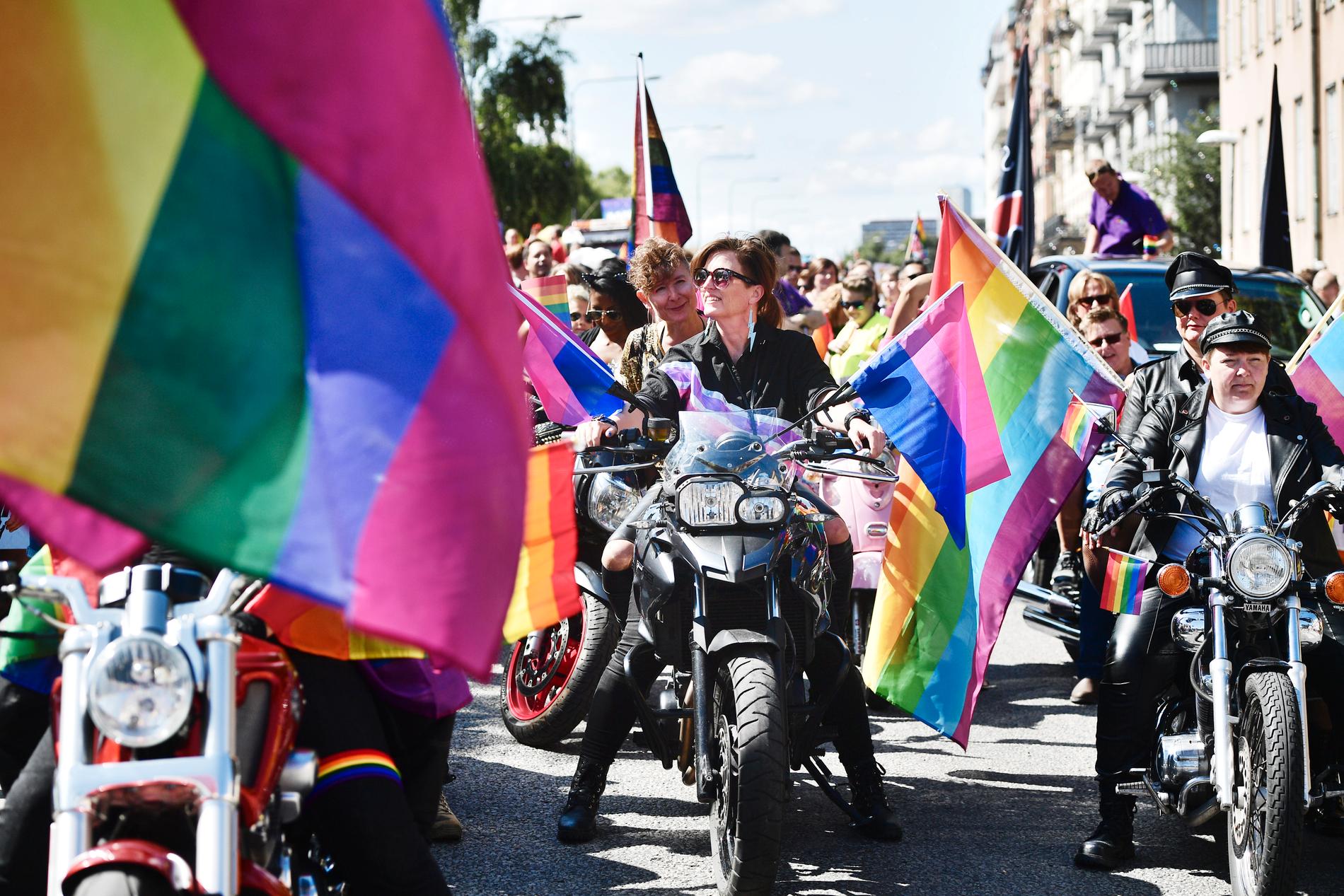 Som vanligt var det kvinnliga motorcyklister – "dykes on bikes" – i täten i prideparaden i Stockholm. Paraden startade vid Stadshuset och slutade vid Östermalms IP.