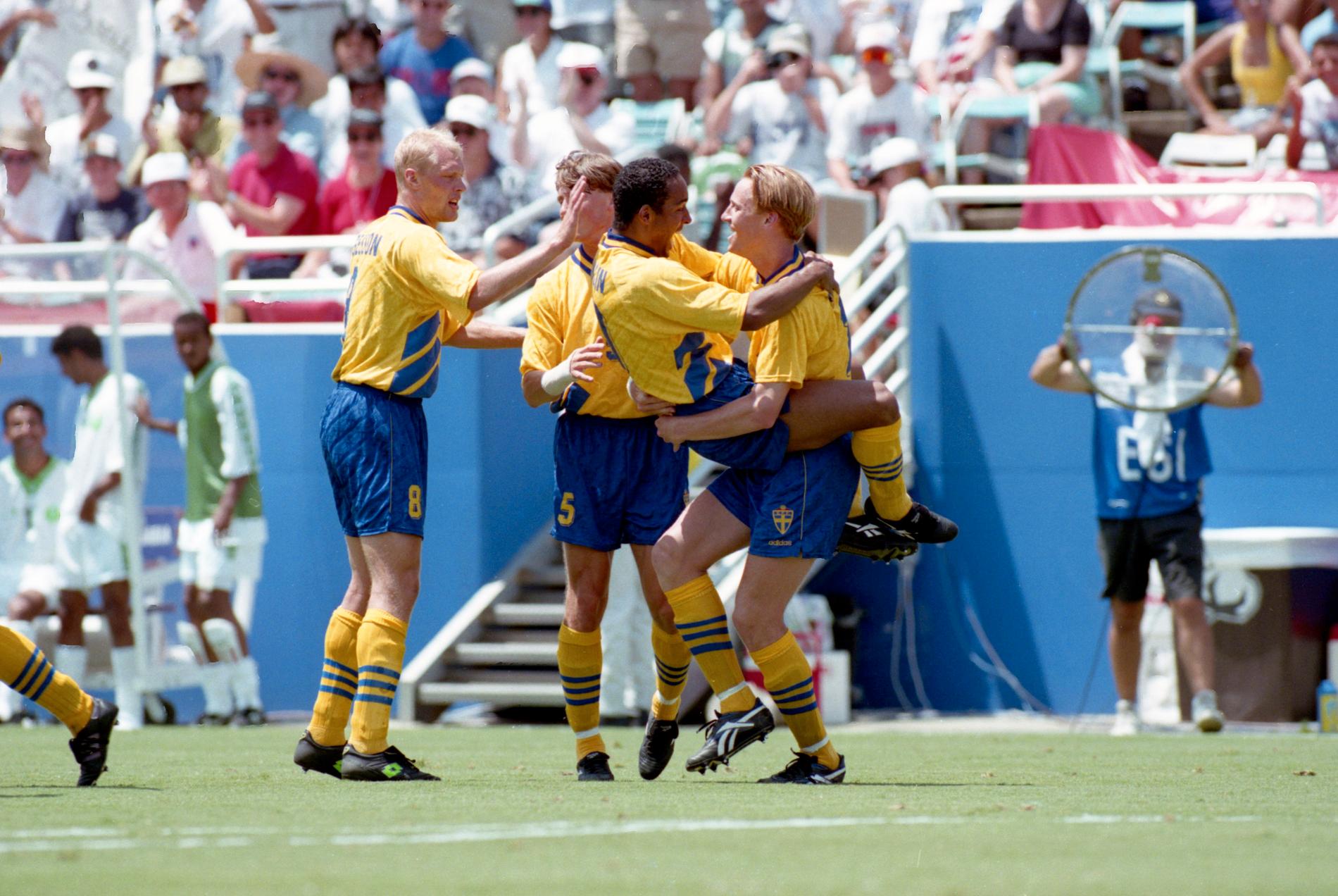 Klas Ingesson, Roger Ljung, Martin Dahlin och Kennet Andersson julbar under åttondelsfinalen mot Saudiarabien 1994.