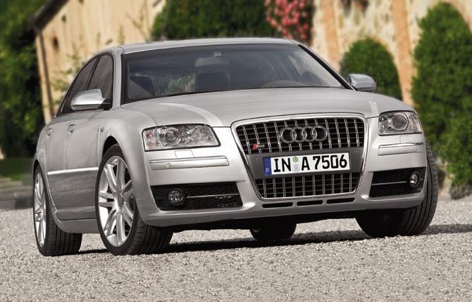 Zlatan har också setts ratta en svart Audi S8 Quattro av 2006 års modell. På bilden visas en grå S8 av 2005 års modell.