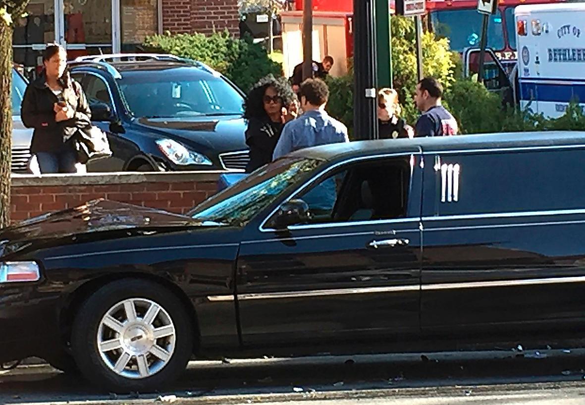 Diana Ross vid sin limousin som krockade med en bil som körde förbi ett rödljus i förrgår.