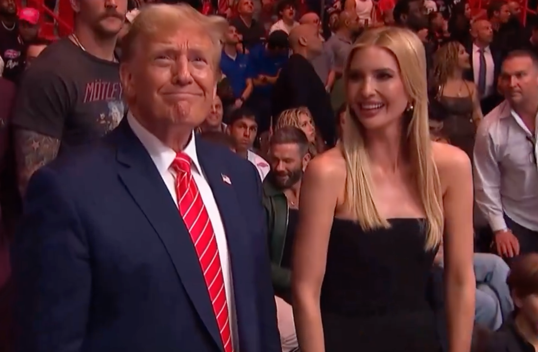 Donald Trump tillsammans med dottern Ivanka under UFC299.