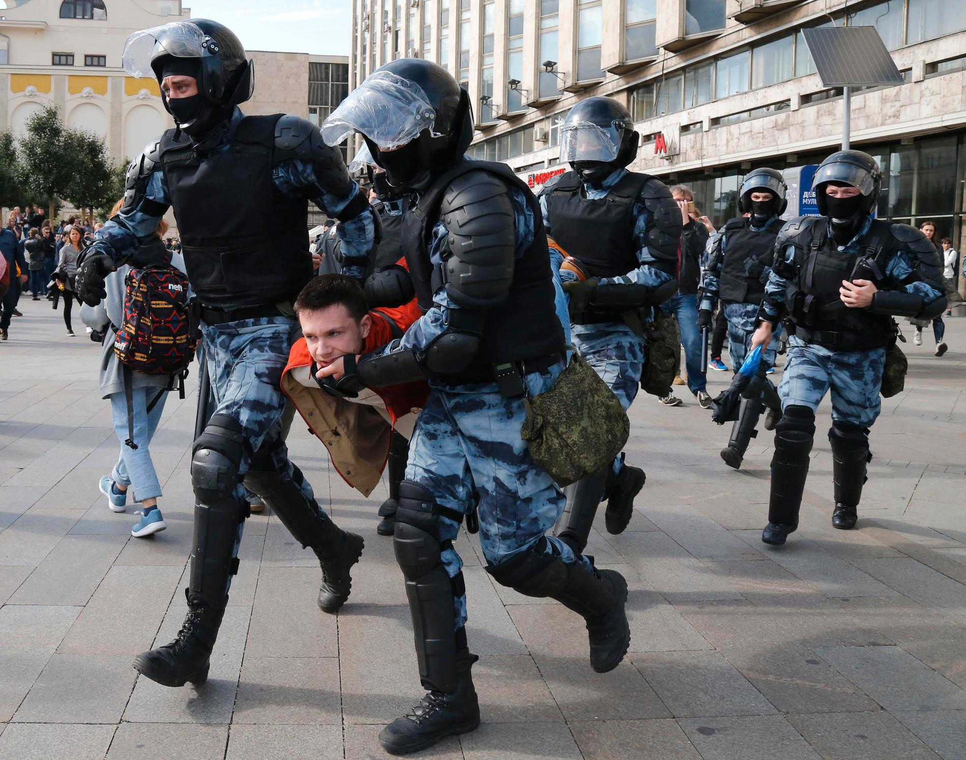 En demonstrant grips av Moskva-polisen under lördagens demonstration.