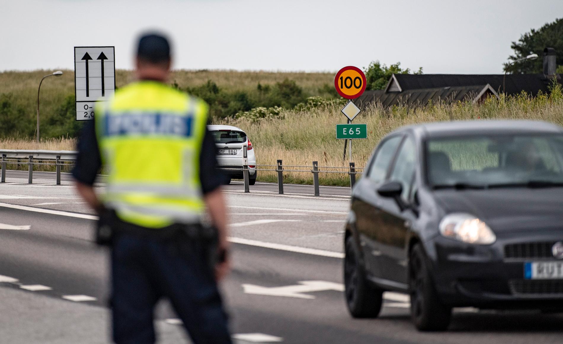 Poliser kontrollerade bilar längs med E65 mellan Ystad och avfarten till Sturup under onsdagen.