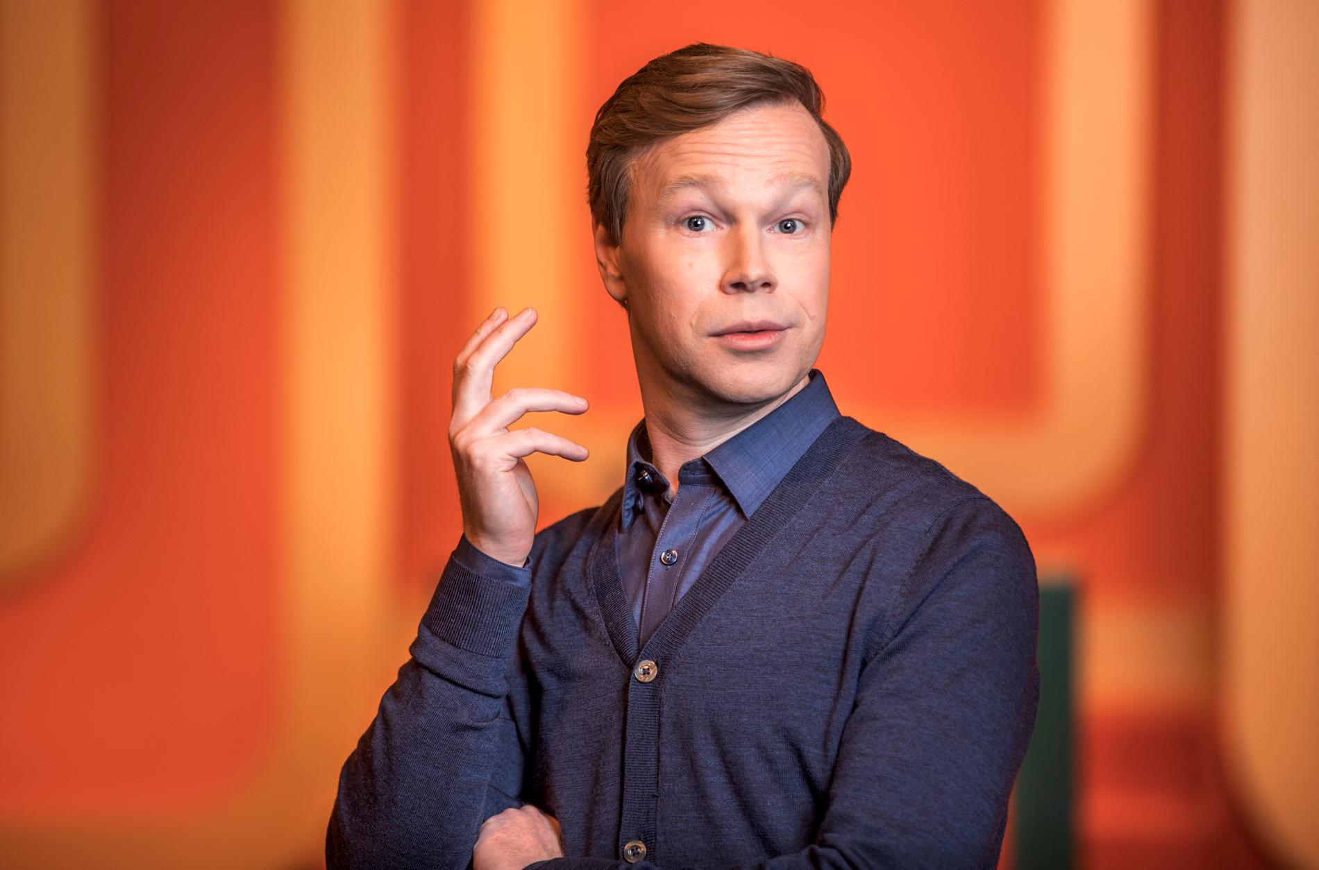 TV4 tvingas betala 200 000 kronor för störande reklamavbrott i sändningen av Johan Glans scenshow. Pressbild.