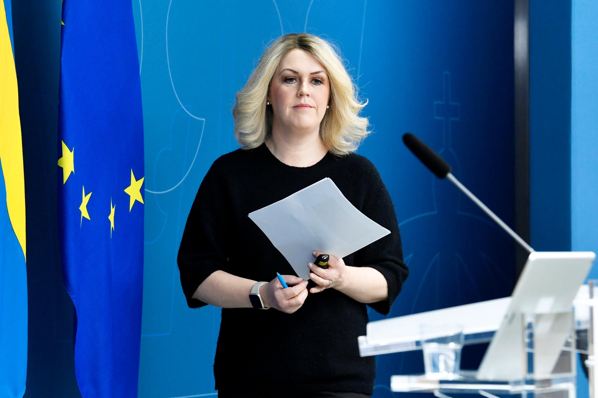 Socialminister Lena Hallengren (S) presenterar ”Lex lilla hjärtat”