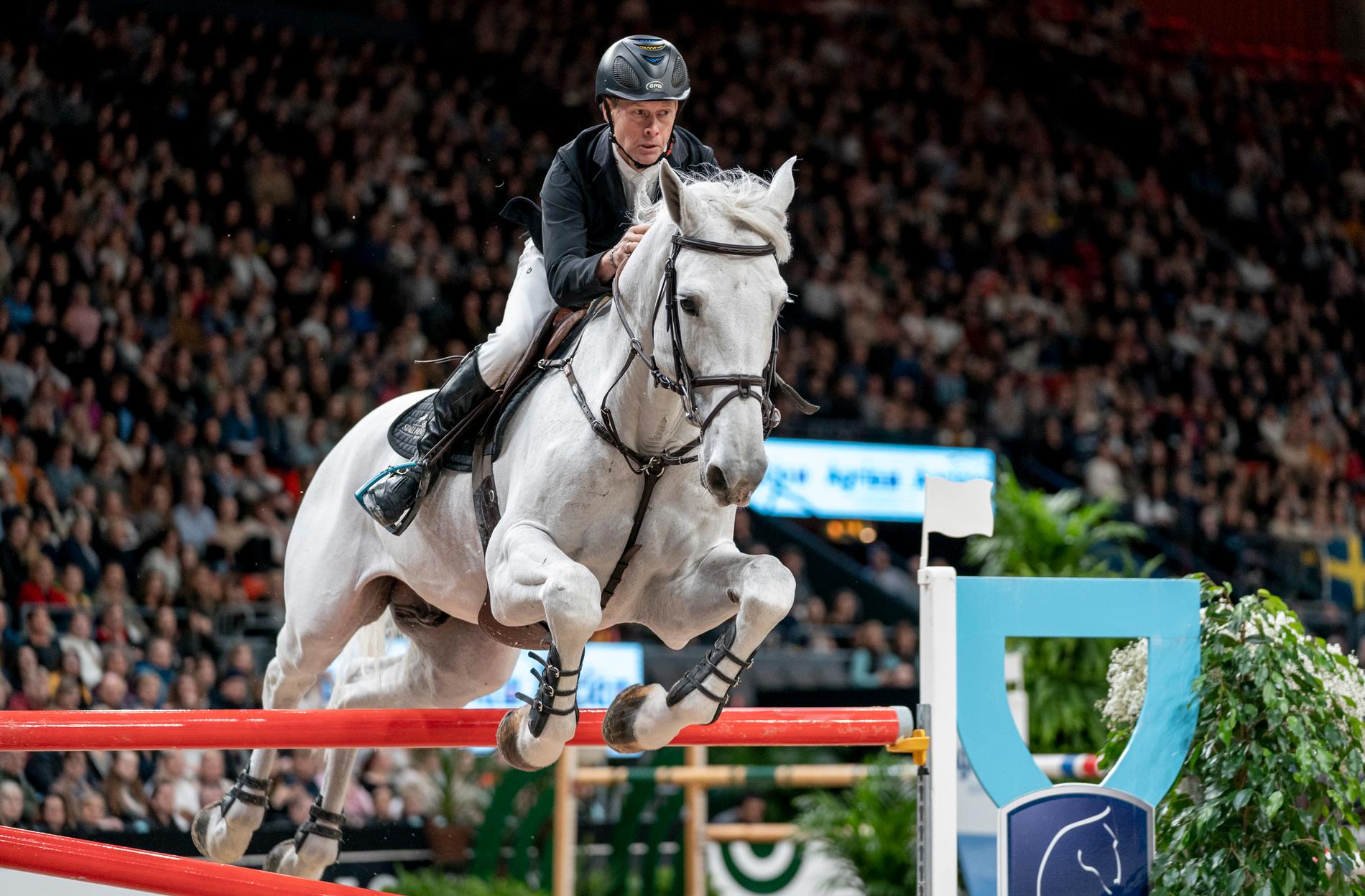 Rolf-Göran Bengtsson på hästen Cassilano Jmen i världscupen i hoppning vid Gothenburg Horse Show 2020.