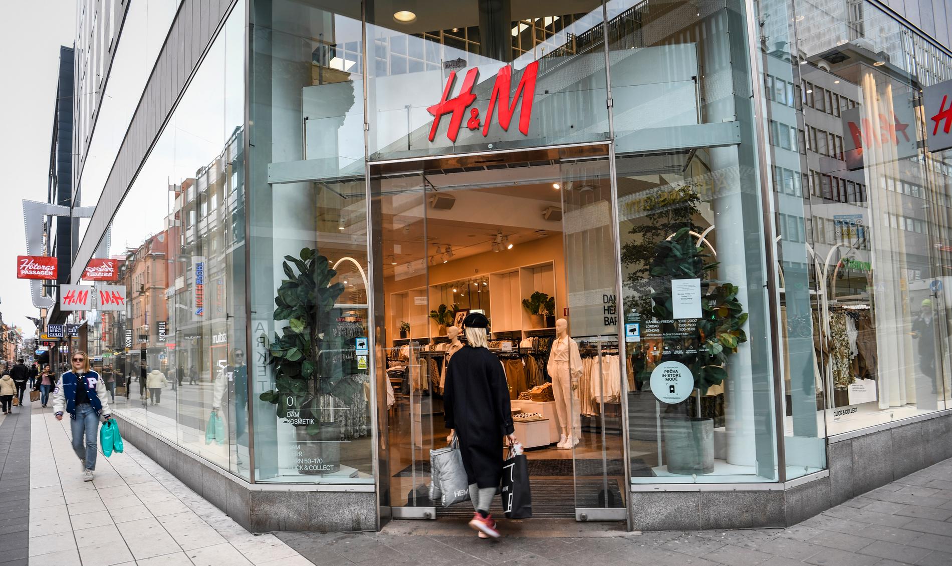 Var tredje H&M-butik Aftonbladets 200 sekunder besöker nekar en svart kvinna att byta sina kläder, trots att prislapparna är kvar på plaggen.