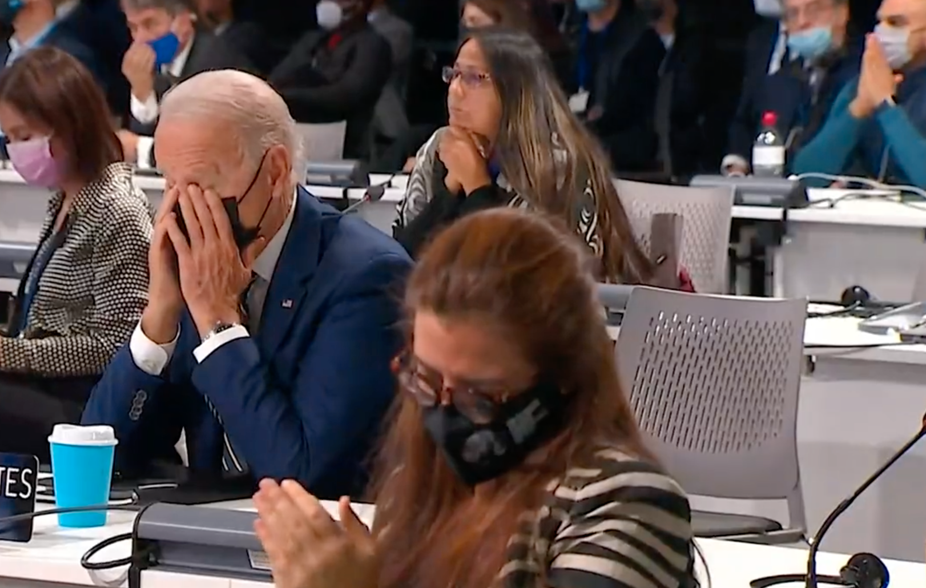 Joe Biden gnuggar sig i ögonen. 