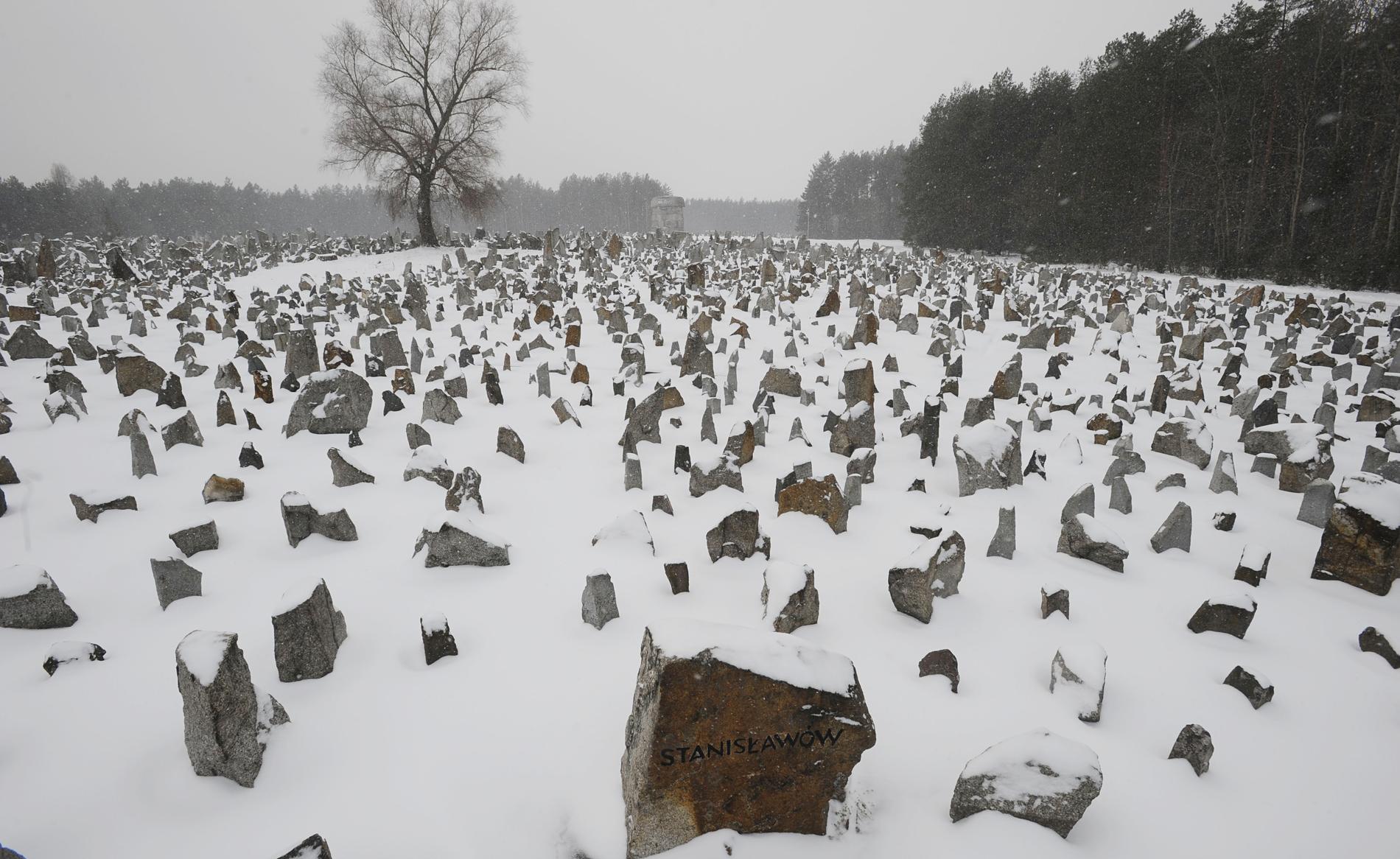 Stenar med namn på städer och byar varifrån offren för Förintelsen kom från, vid det forna förintelselägret Treblinka i nordöstra Polen.