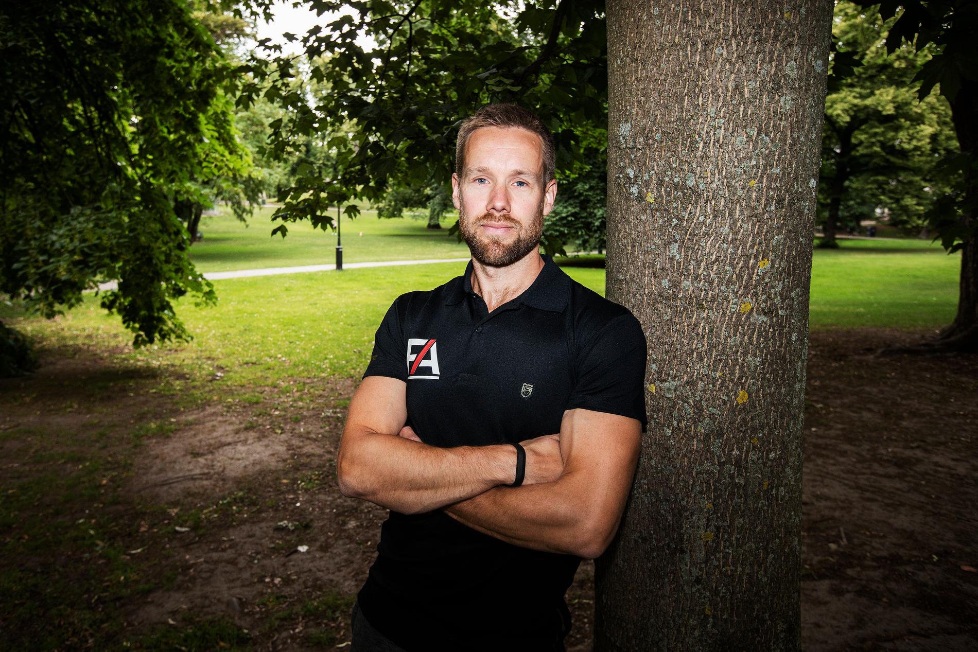 Fredrik Aronsson är personlig tränare och tipsar om hur man får fart på träningen under semestern.