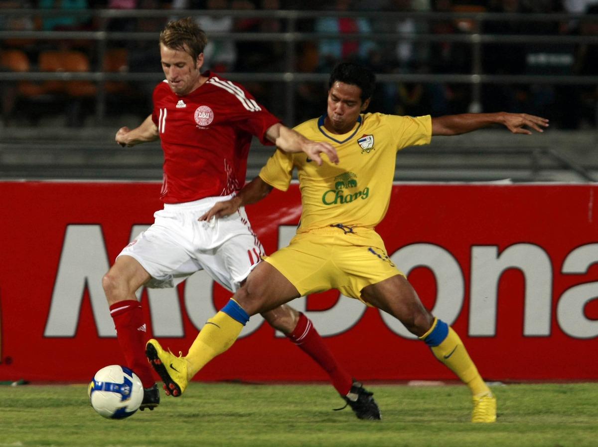 rödvit Peter Nymann har gjort en landskamp för Danmark: en vänskapsmatch mot Thailand i mars 2010