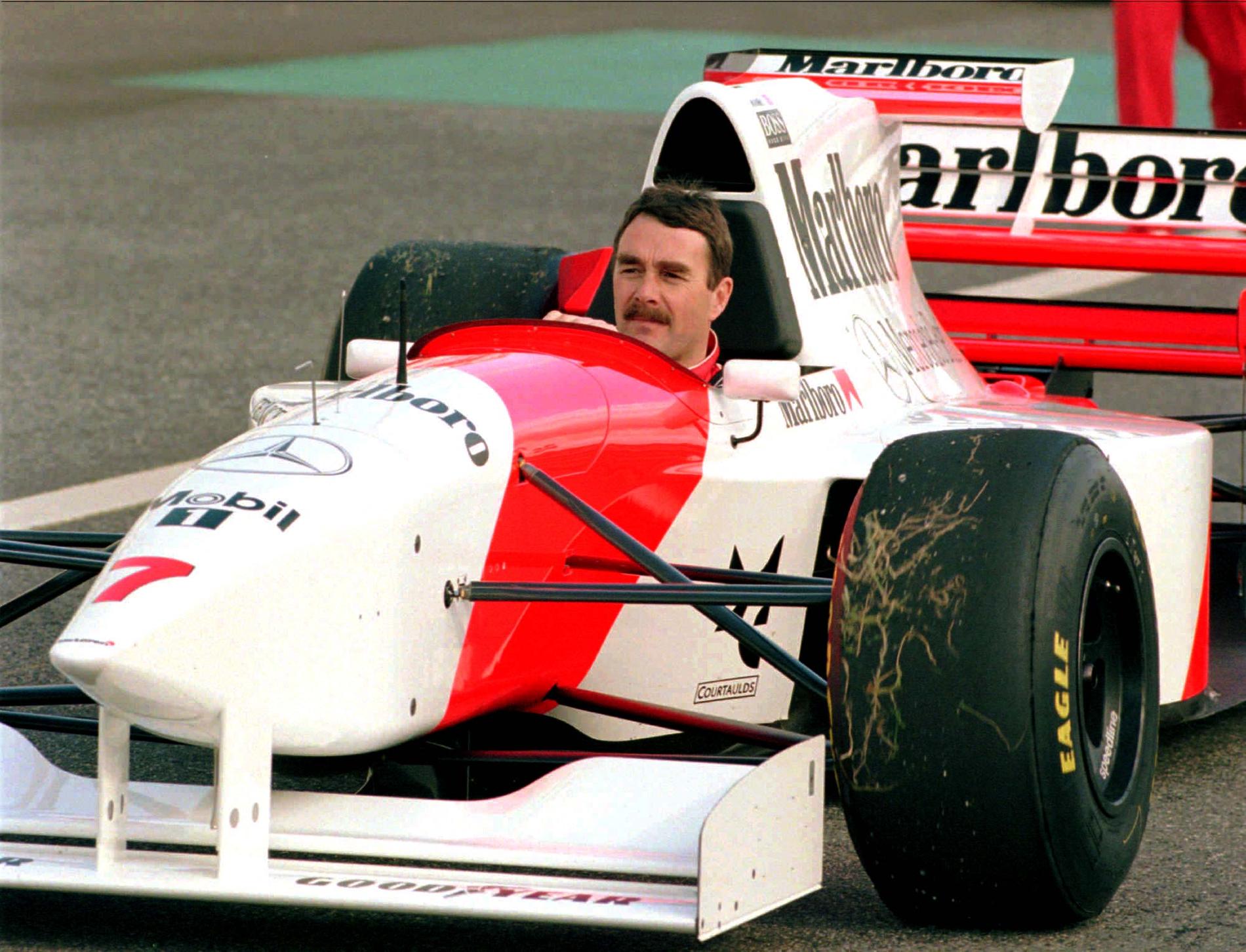 1992 tog Nigel Mansell hem VM-titeln körandes för Williams-stallet. Här syns han i en McLaren från 1995.