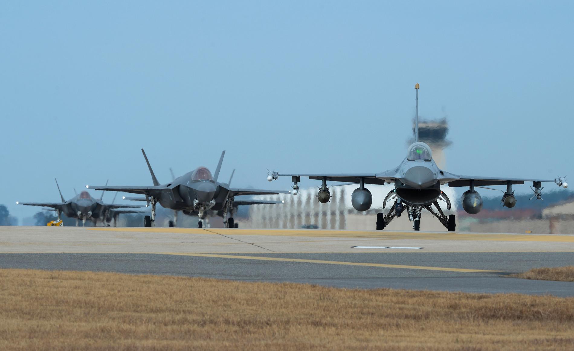Amerikanska F-16 och F-35A går in för landning på den sydkoreanska militärbasen Kunsan.