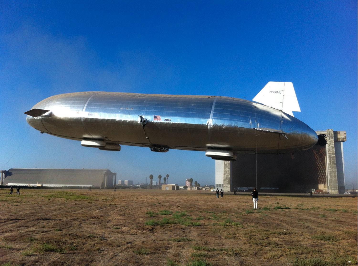 Testmodellen av Thunderbird 2 är 77 meter lång – men i full skala blir luftskeppet dubbelt så långt.