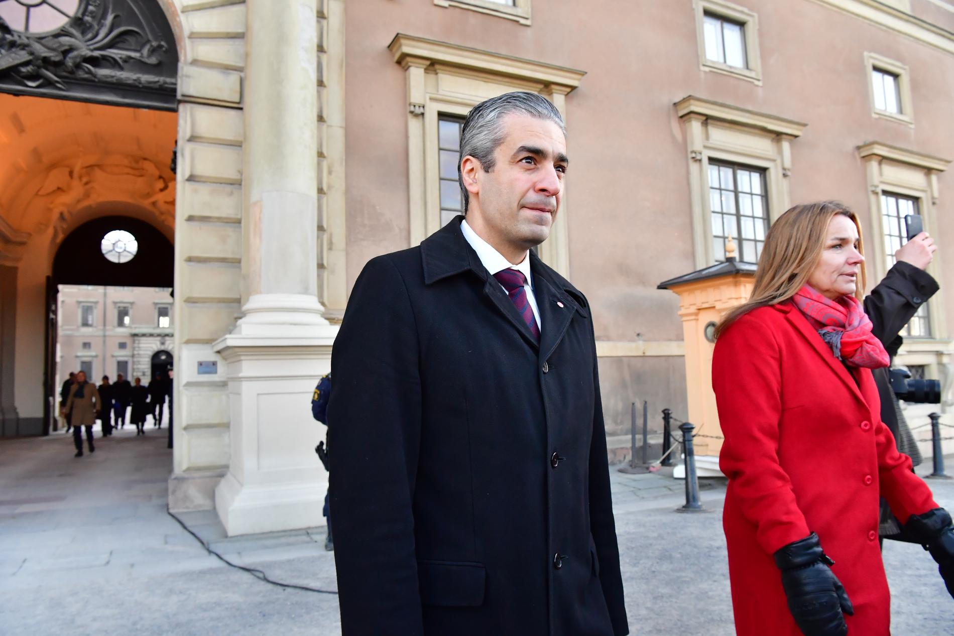 Kylslaget när Khashayar Farmanbar (S), energi- och digitaliseringsminister och Anna-Caren Sätherberg (S), landsbygdsminister lämnar skifteskonseljen på Stockholms slott.