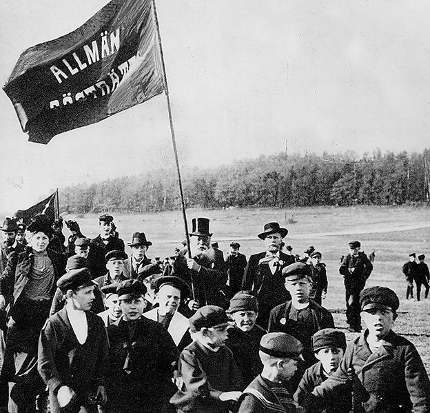 Demonstration för allmän rösträtt på Gärdet i Stockholm på förstamaj 1901. I dag finns ingen demokratisk kamp om hur samhället ska se ut, menar Jeff Werner i boken ”Postdemokratisk kultur”.