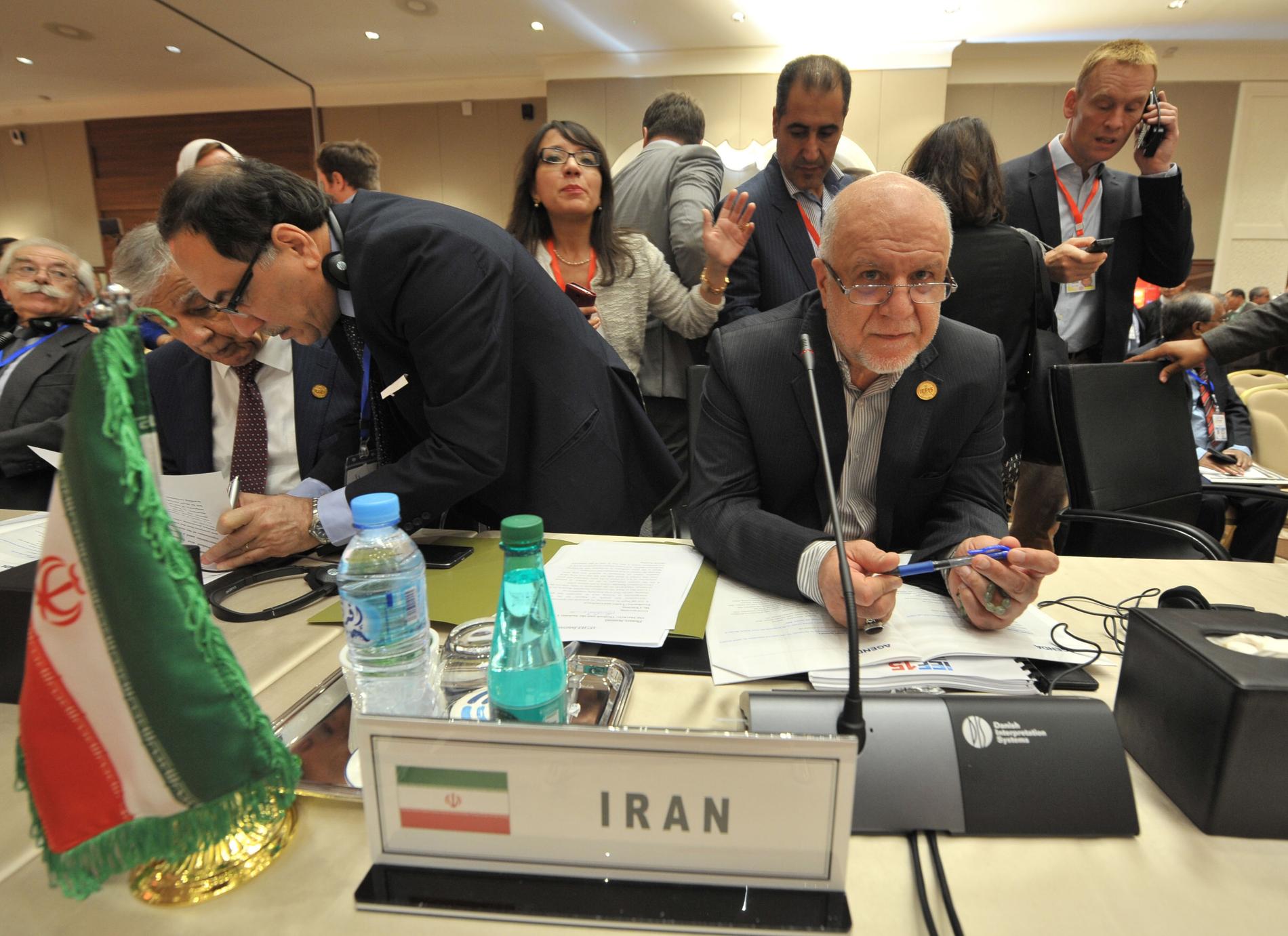 Irans oljeminister Bijan Namdar Zanganeh anser att USA använder sanktioner för att få ut sin egen olja på världsmarknaden. Arkivbild.