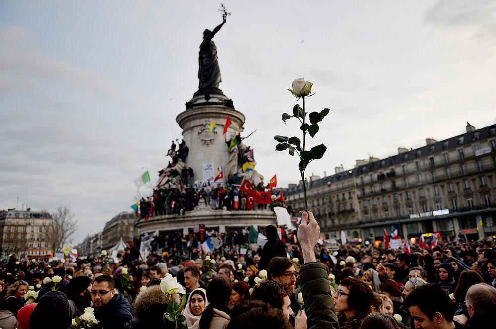 Efter terrordåden i Paris i början av januari samlades omkring 1,6 miljoner människor, däribland flera världsledare, på och omkring Place de la République i centrala Paris för att hedra offren. I dag håller Svenska kyrkan i Paris en mässa som du kan följa live på aftonbladet.se från 10.30 och framåt.