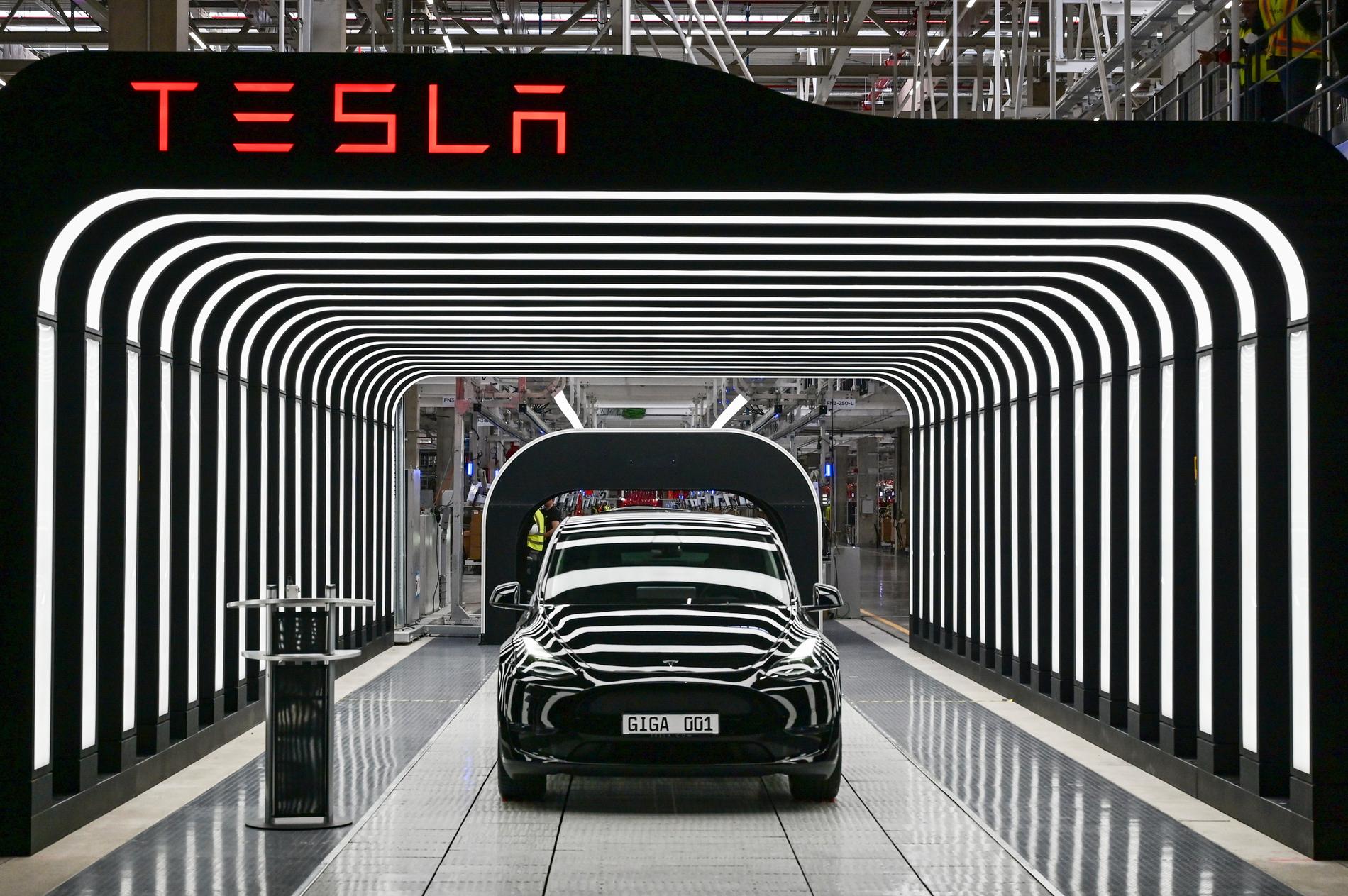 Tesla visar upp sin model Y vid fabriken i Berlin under våren. Aktien har liksom de flesta teknikaktier backat rejält senaste tiden. Arkivbild.