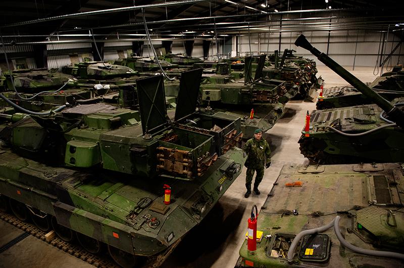 14 stridsvagnar står i ett förråd vid Tofta skjutfält.