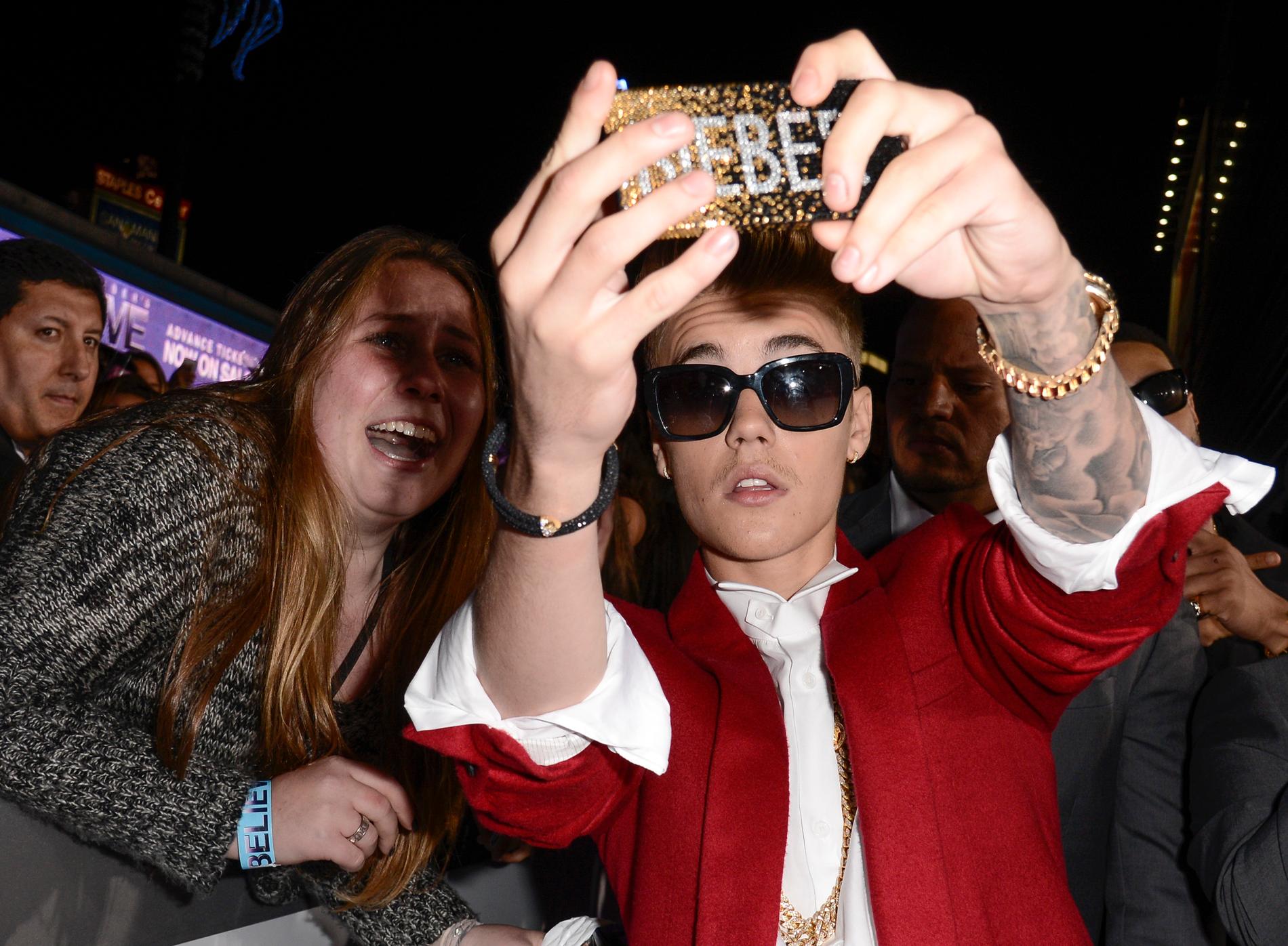 Att lägga upp "selfies" är vanligt bland unga, men för många innebär det också kränkande kommentar, menar antimobbning-organisationen Friends. Här tar Justin Bieber en selfie med ett fan.