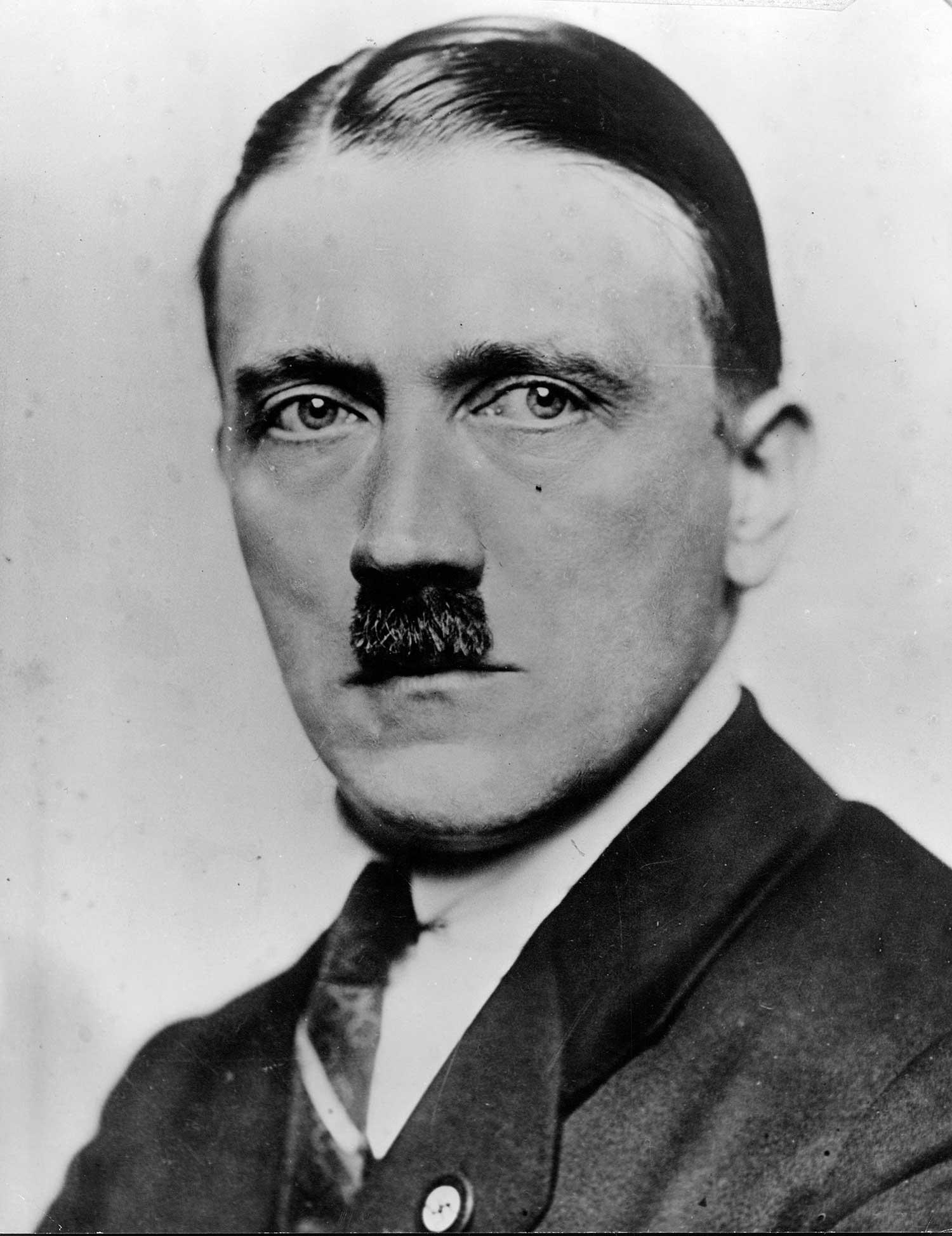 Adolf Hitler – gick från misslyckad konstnär till politiker och  senare diktator.