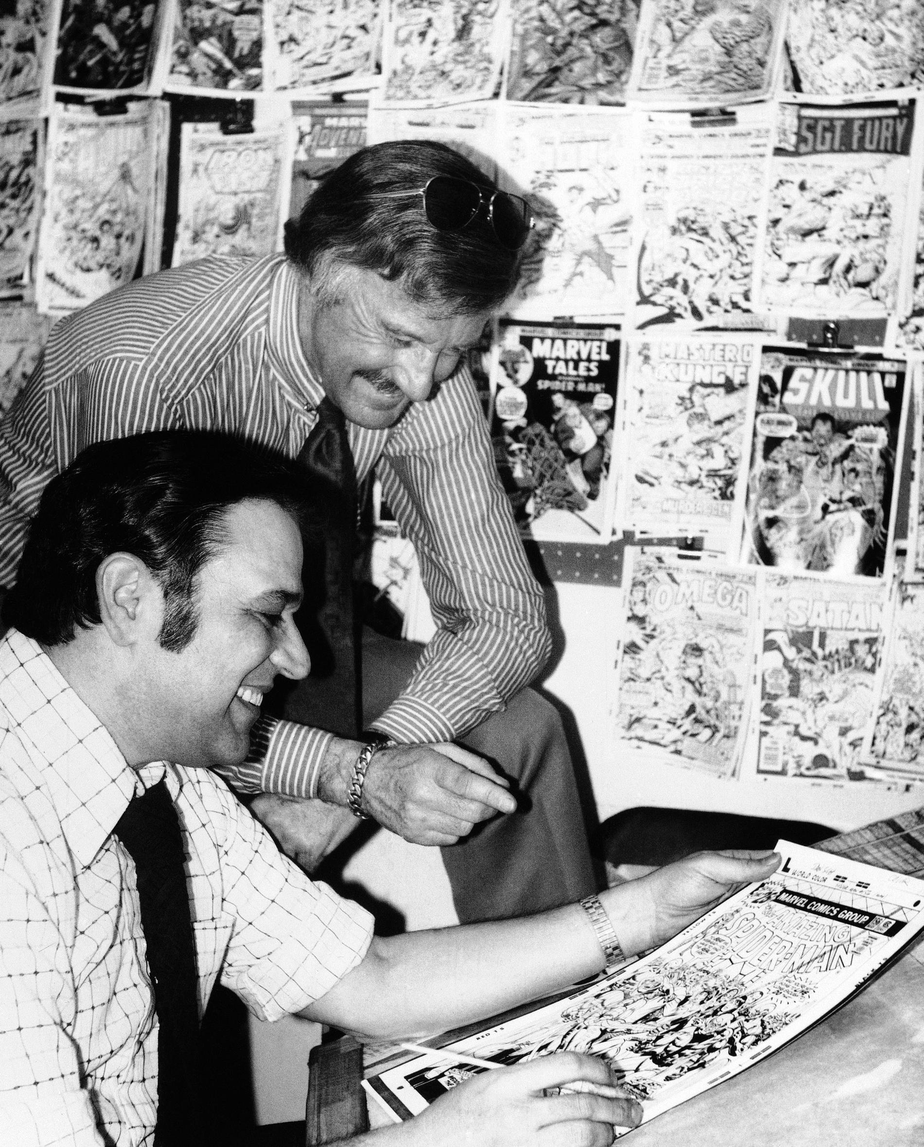 Stan Lee  med tecknaren John Romita på Marvels huvudkontor i New York 1976. 