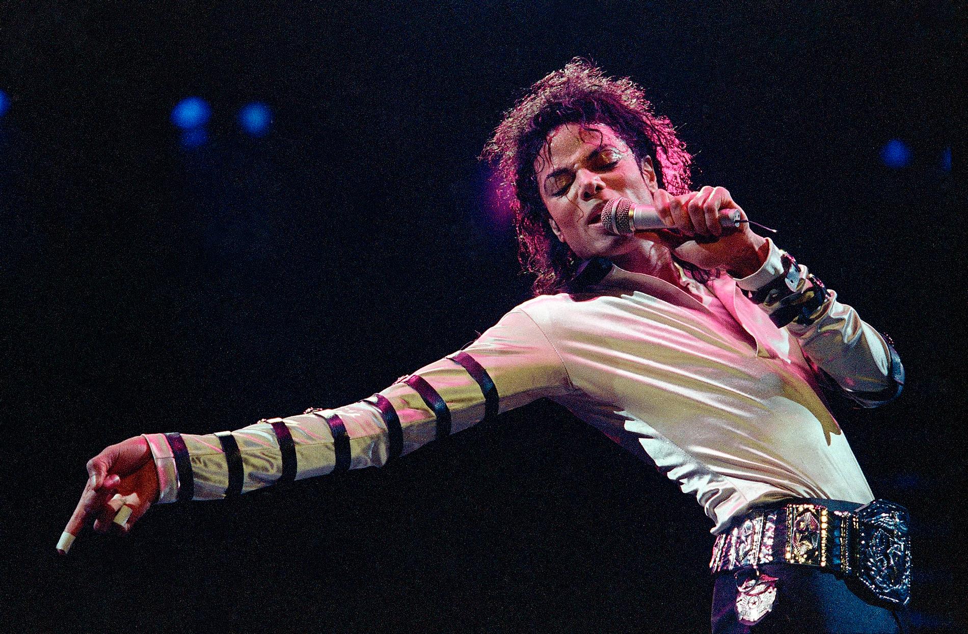 Michael Jackson hade många häftiga moves. Men trots en oerhört vältränad kropp gick alla rörelser inte att utföra utan lite hjälp på traven. Arkivbild.