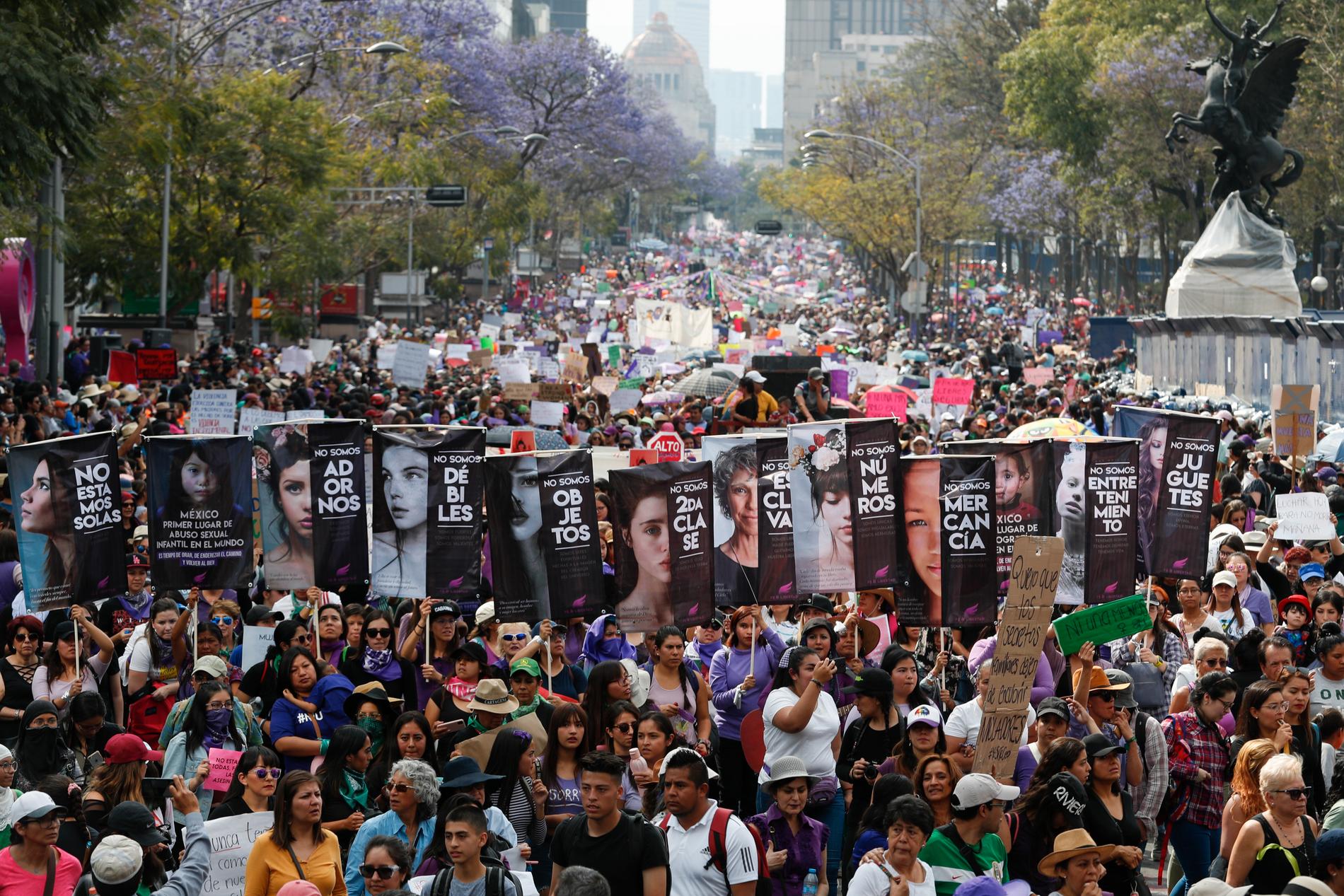 Tiotusentals människor tågade genom centrala Mexico City under internationella kvinnodagen i söndags. På måndagen fortsätter protesterna i form av en omfattande kvinnostrejk.
