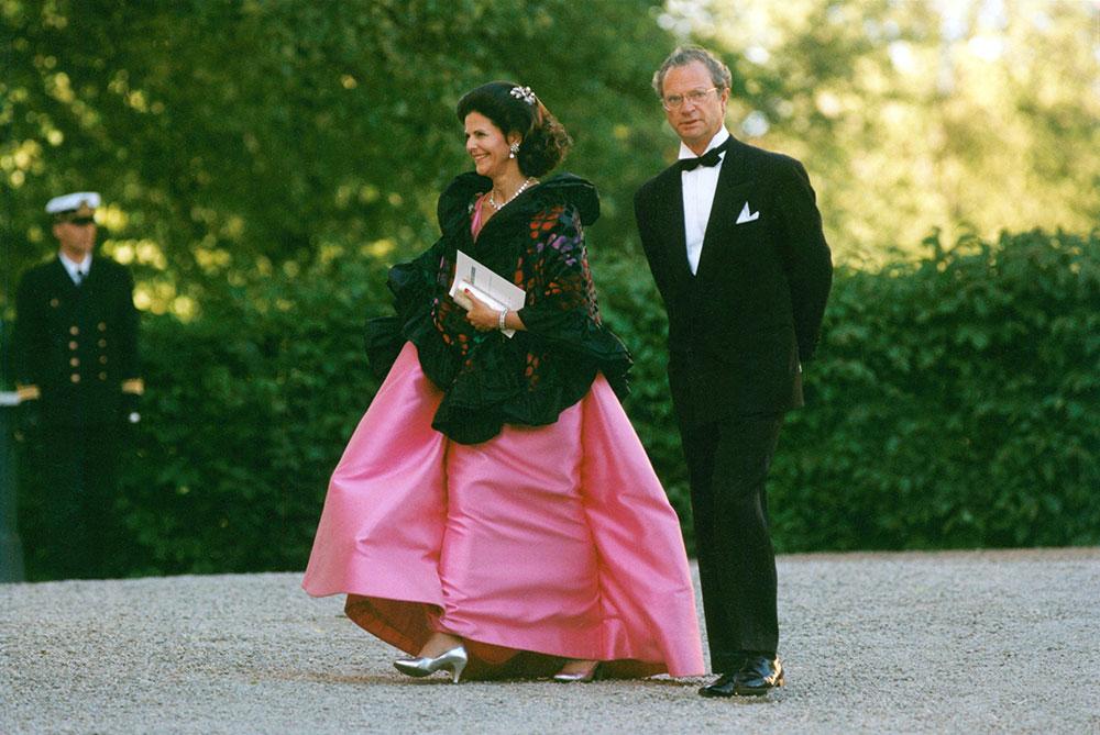 1994 bjöd kungen in till sommarfest på Drottningholms slott. Kungen i frack och lackskor. 