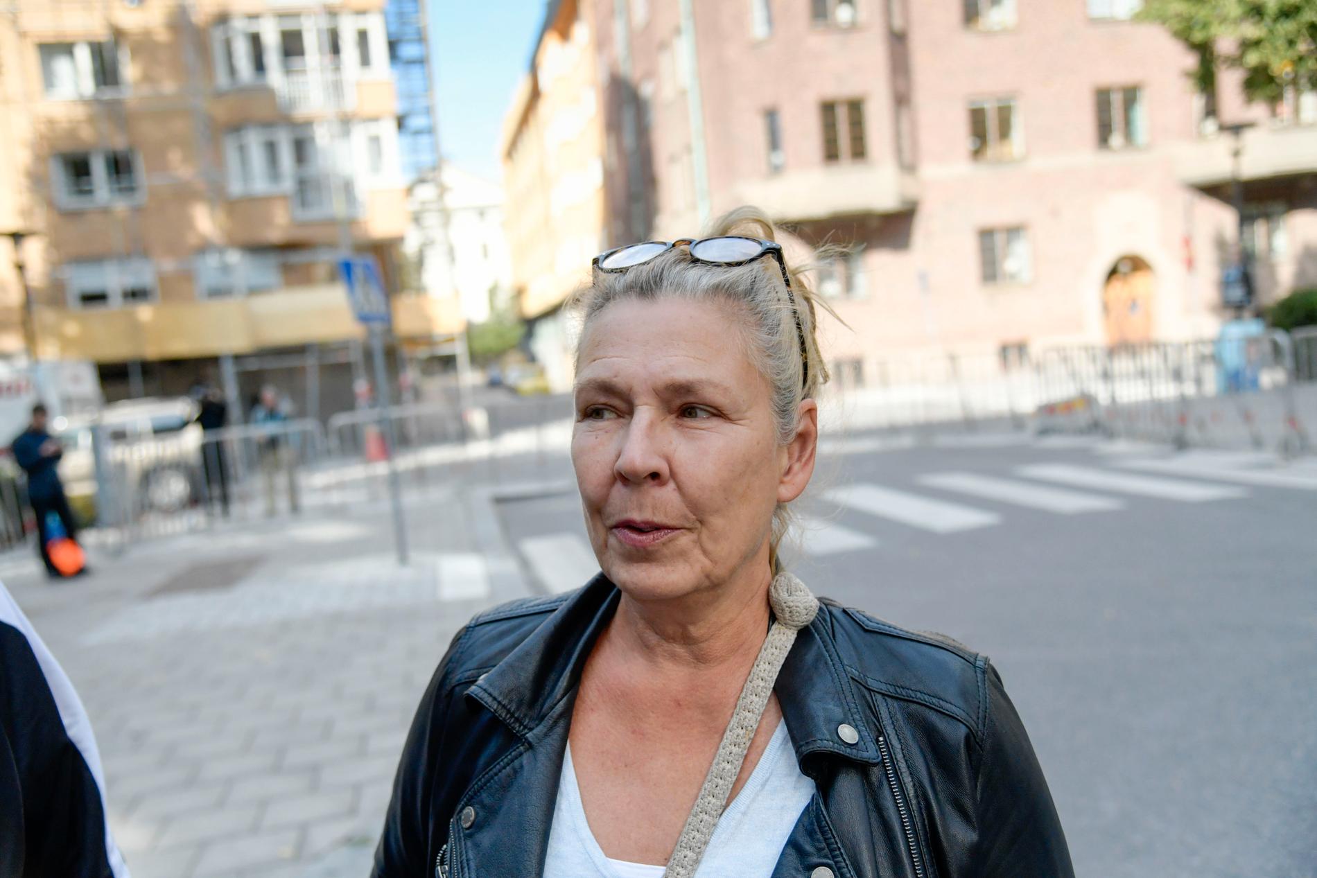 Lotta Wistrand bor vid Kungsholmstorg och förstår inte varför polisen inte sagt nej till demonstrationen med hänvisning till risken för våldsamheter.