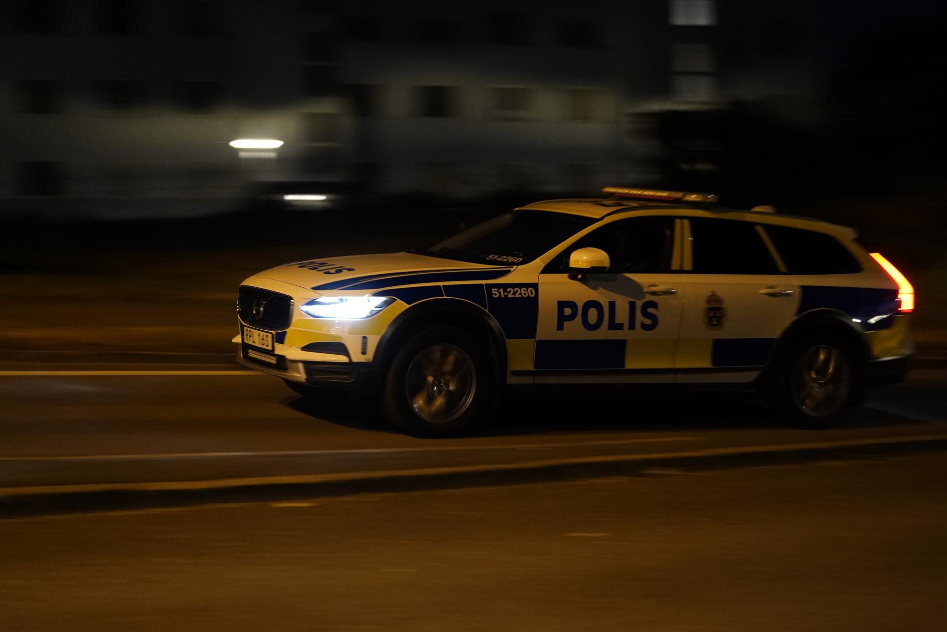 En man har gripits misstänkt för att ha försökt köra på minst en polis i Lunden i Göteborg i onsdags. Arkivbild.