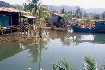 Husen i den lilla fiskebyn Salak Phet är byggda på pålar för att hålla sig ovan vattnet.