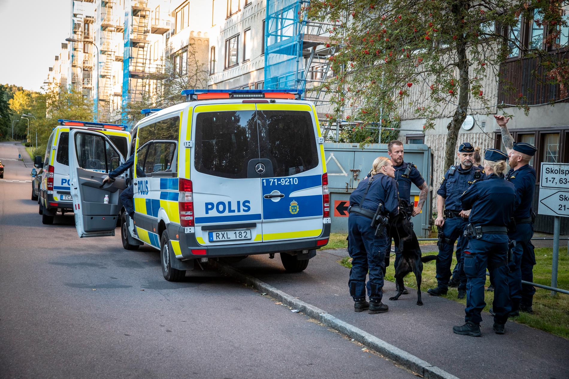 Polisen utför en trygghetsskapande åtgärd i Hjällbo. 