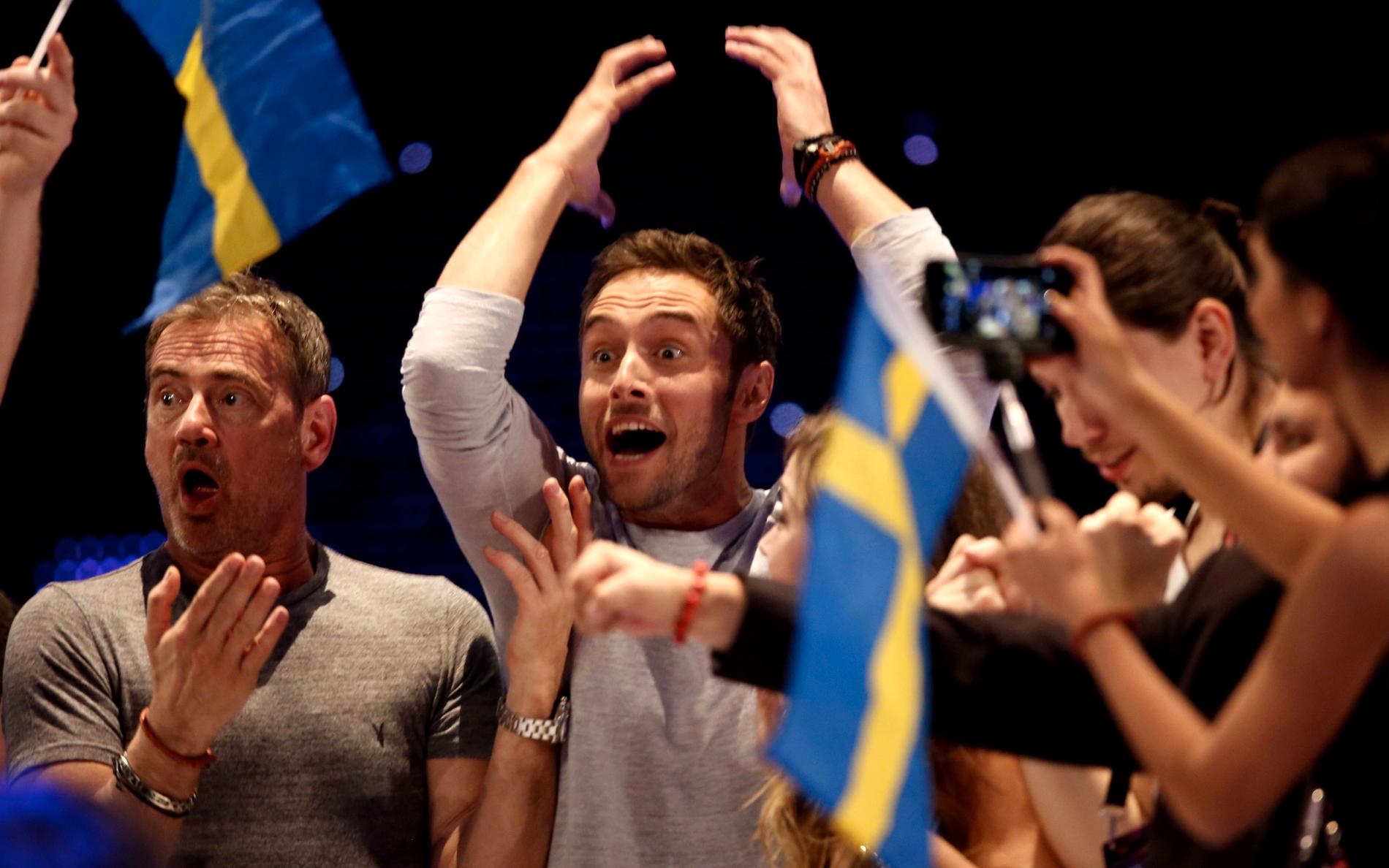 SEGERLYCKAN Måns Zelmerlöw och Christer Björkman firar segern i Eurovision.