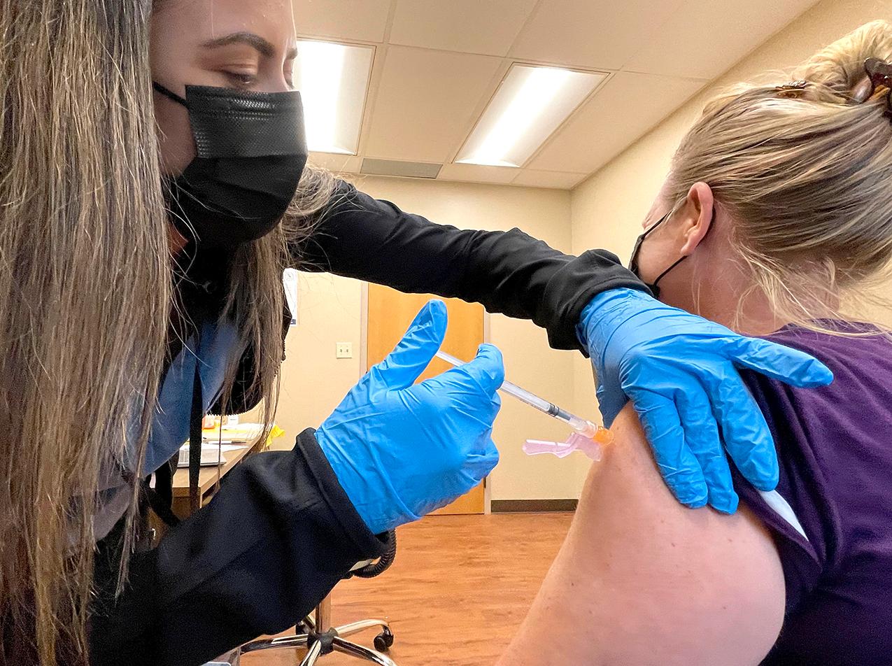 Vaccination mot covid-19 på en klinik i Kalifornien. USA:s smittskyddsmyndighet varnar nu för att deltavarianten är mer smittsam än trott, även bland vaccinerade.