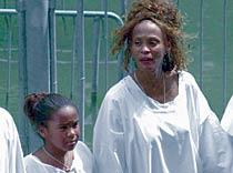 Whitney Houston och dottern Bobbi Kristina tog ett religiöst reningsbad i Jordanfloden i Israel 2003.