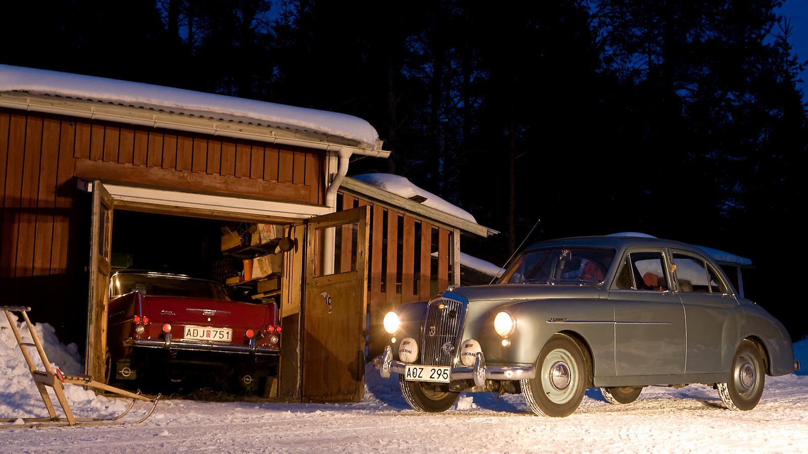 Rickard Hammars Opel Rekord Coupé och Wolseley 4/44 glimmar i vintermörkret. Foto: Claes Johansson