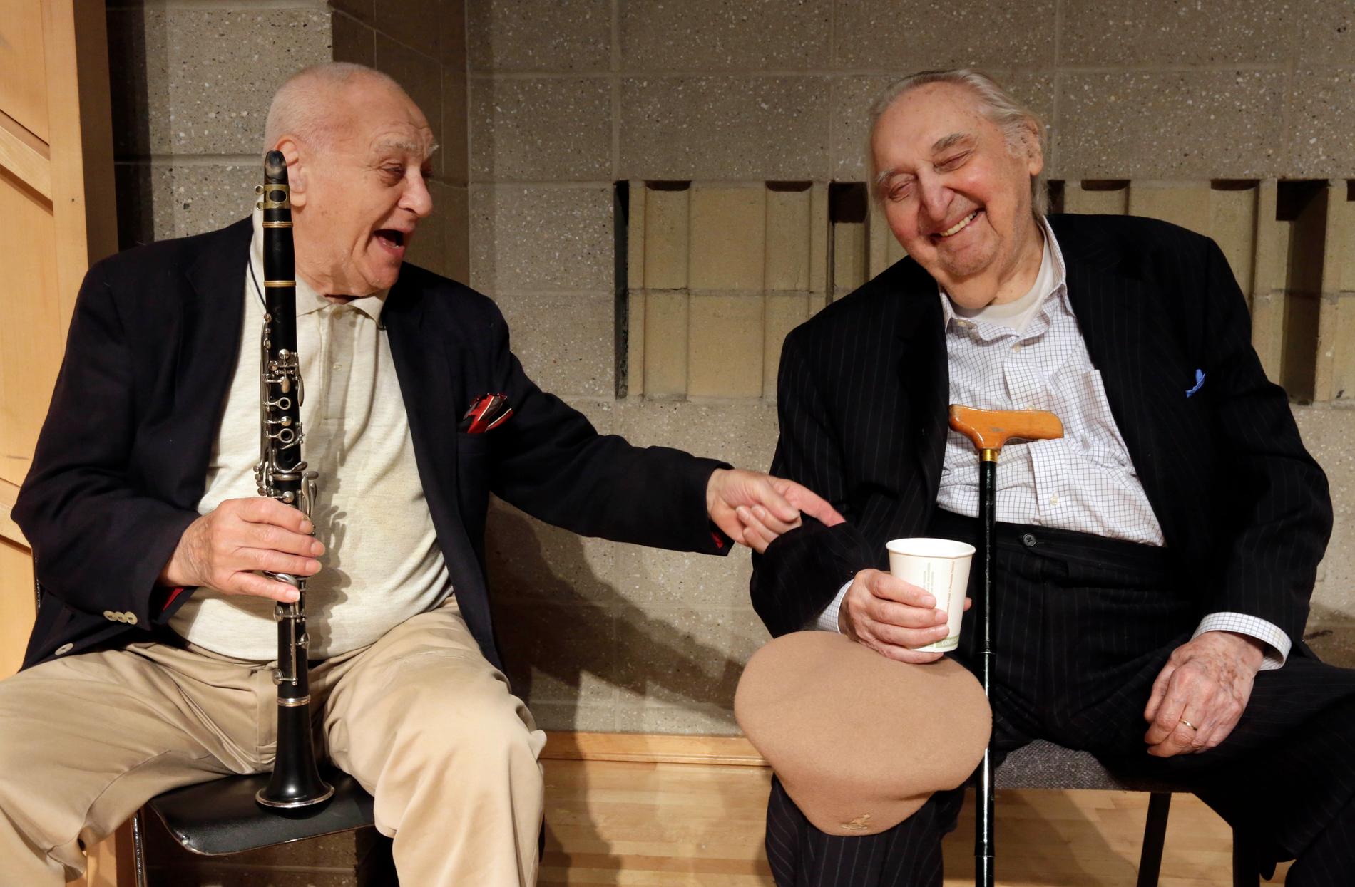Sol Yaged (vänster) och Fyvush Finkel (höger) under en repetition vid at the Baruch Performing Arts Center i New York 2014