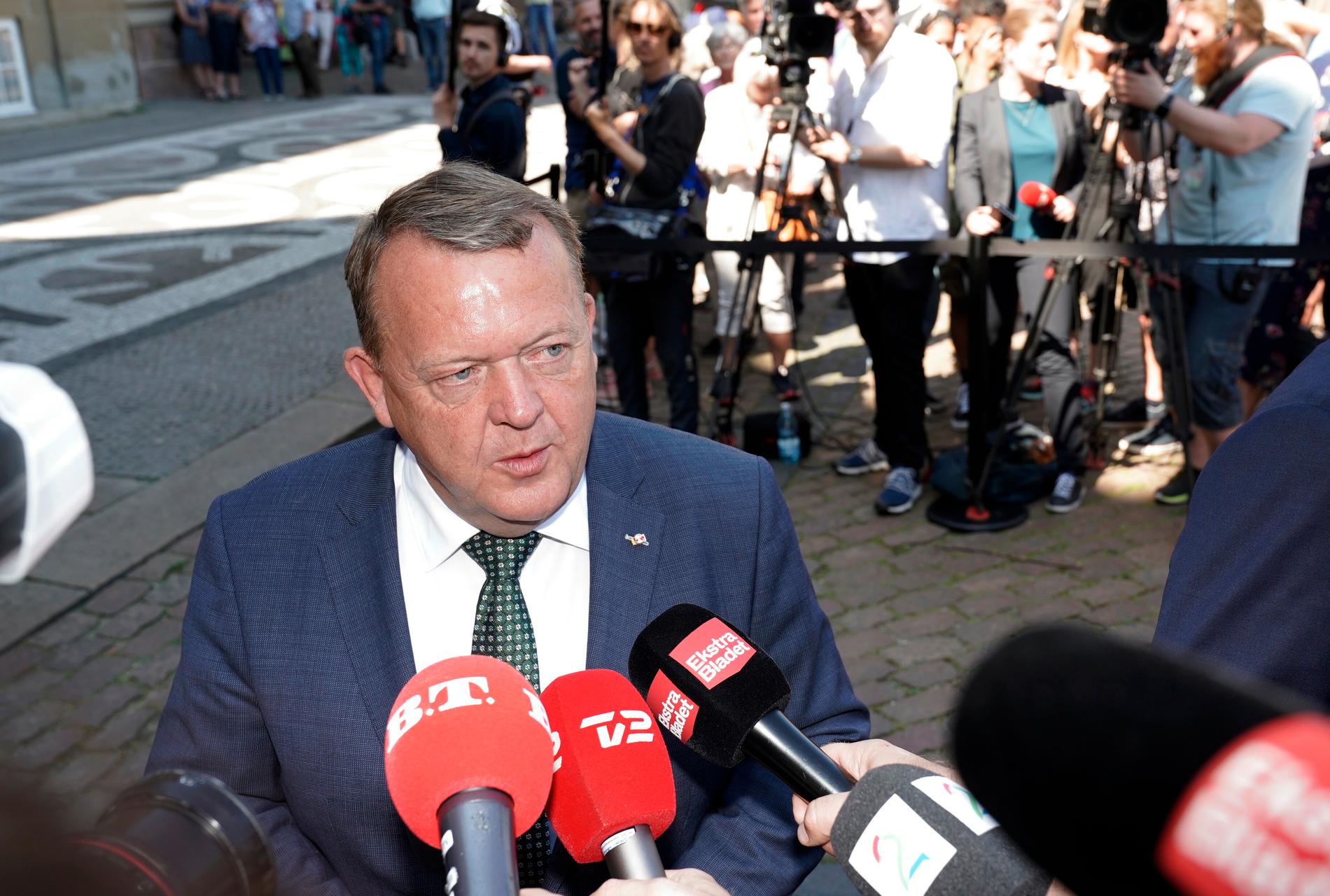 Danmarks avgående statsminister Lars Løkke Rasmussen (Venstre) talar med journalister efter sitt besök hos drottningen.
