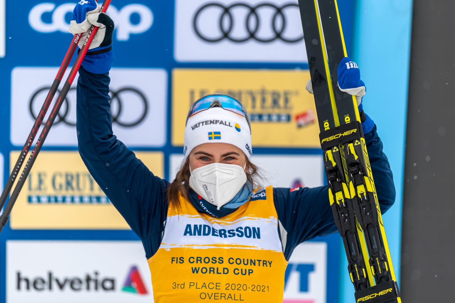 Ebba Andersson tar sig från prispallen i världscupen till Ski Classics i Vålådalen.