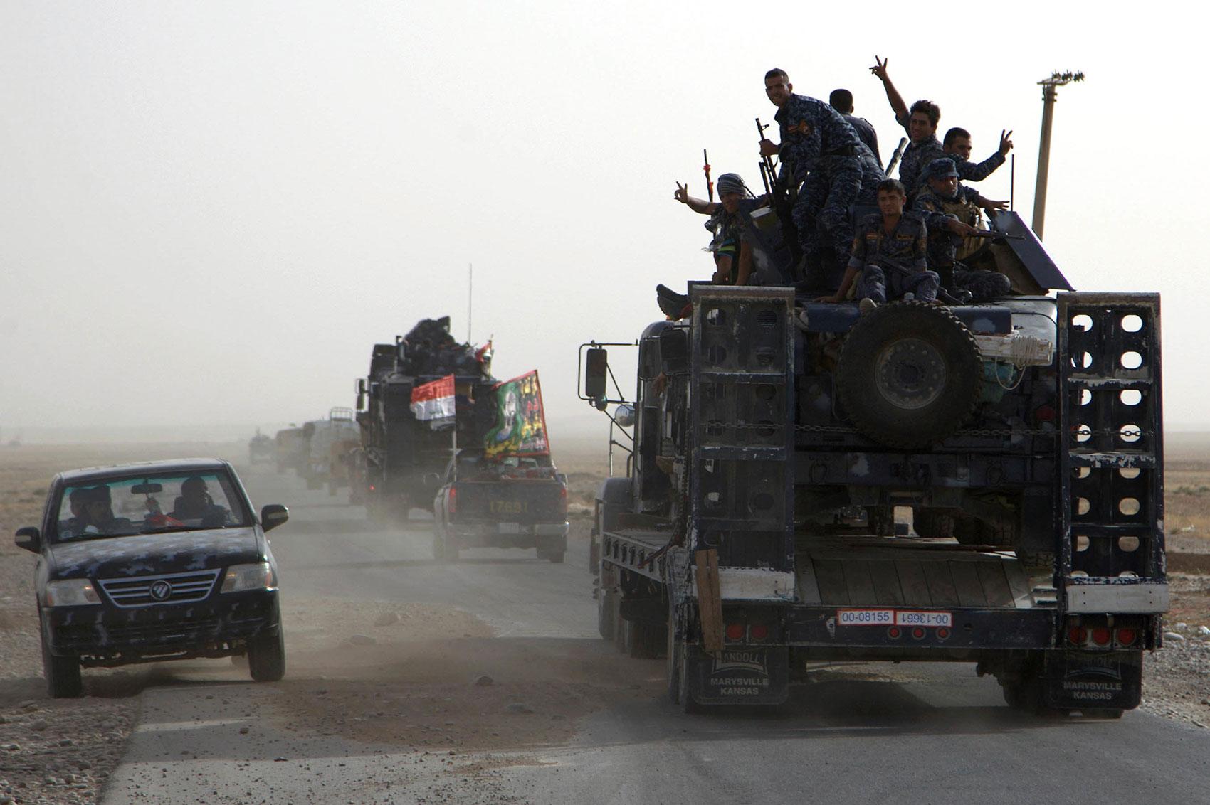 Irakiska soldater på väg till Qayyarah-basen i norra Irak inför offensiven för att återta Mosul.